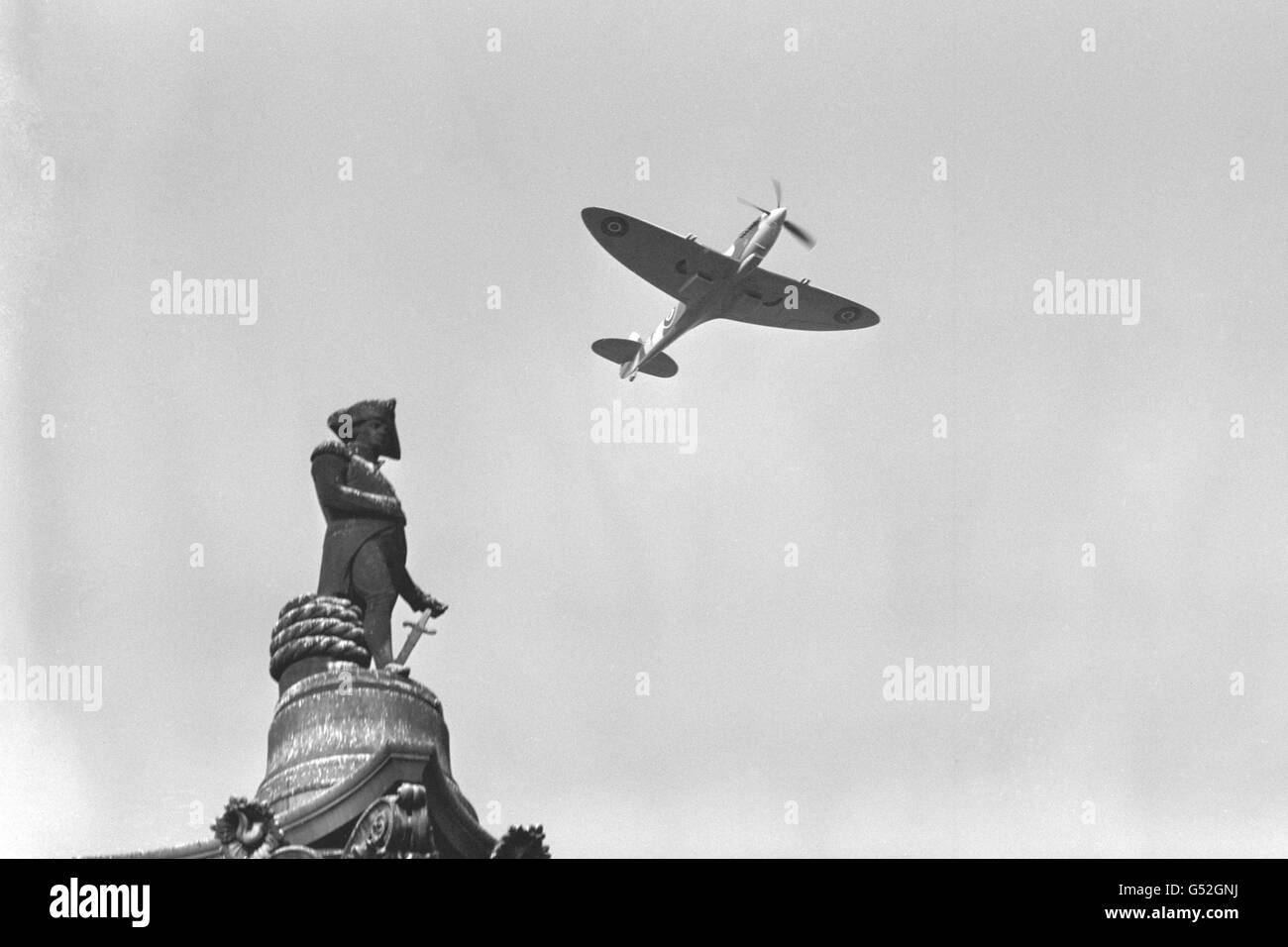 Eine Spitfire fliegt über Nelson's Column auf dem Trafalgar Square in London, an der Spitze der Vorbeiflug während der Gedenkzeremonien der Schlacht von Großbritannien. Stockfoto