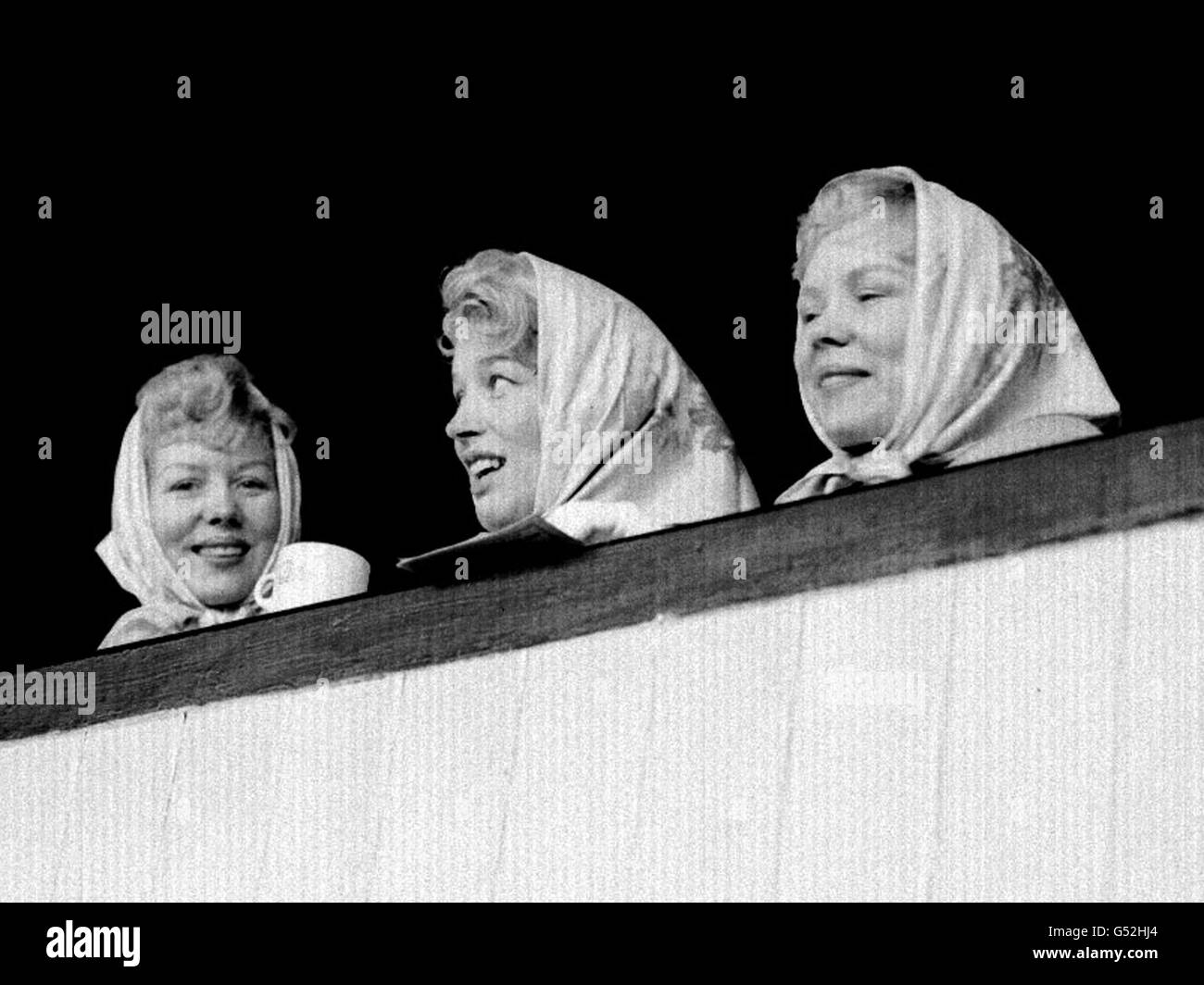 PA Photo 21/9/1958 Joy (Mitte), die Frau von Wolves und der englische Kapitän Billy Wright und ihre Schwestern Teddie und Babs sehen sich das Spiel der Ersten Division an, in dem Wolves Newcastle am Molineux gespielt hat Stockfoto
