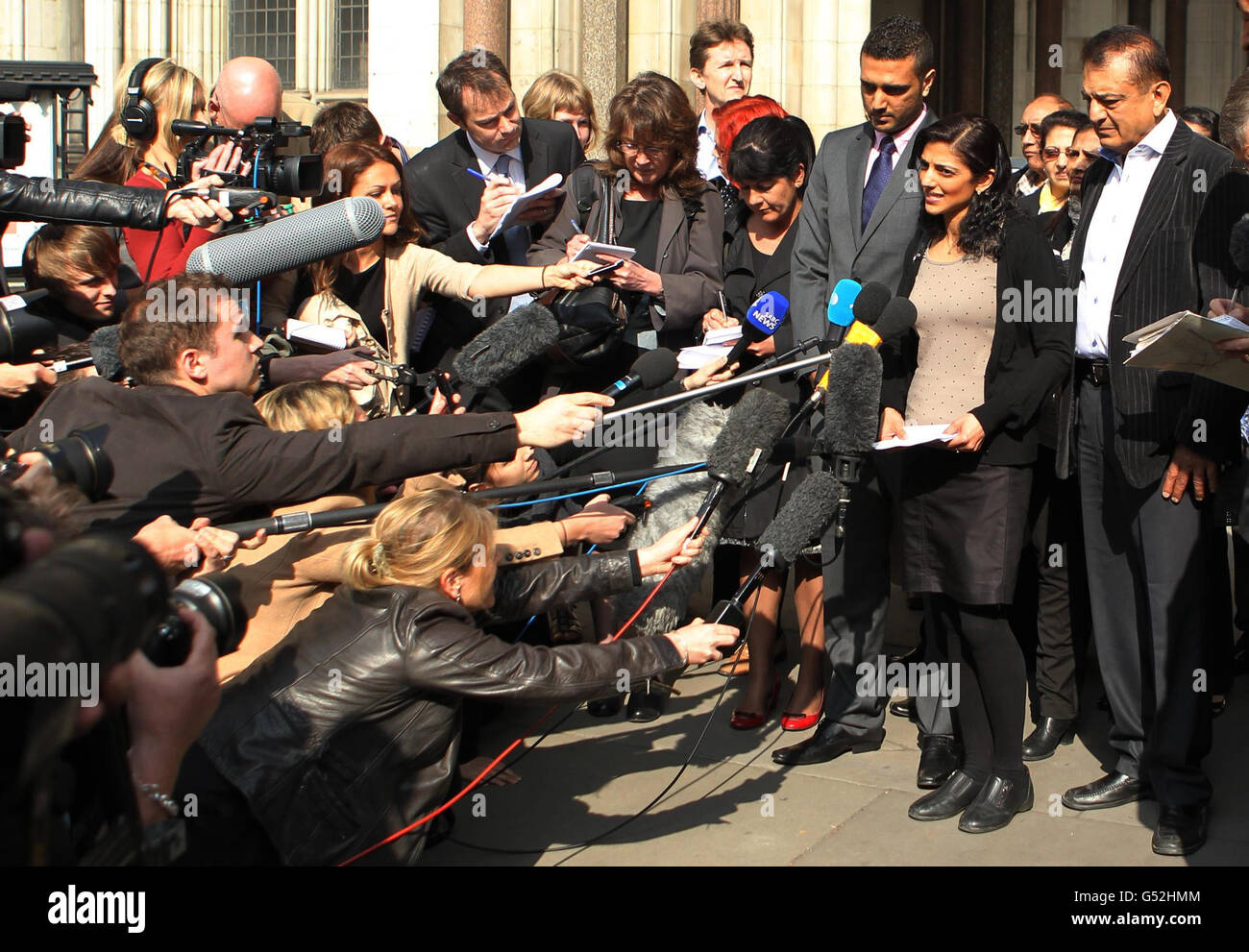 Die Schwester von Anni Dewani, Ami Denborg, spricht heute vor dem High Court in London mit den Medien, wo zwei Richter entschieden haben, dass es „ungerecht und repressiv“ wäre, die Auslieferung von Shrien Dewani anzuordnen, Die beschuldigt wird, während ihrer Hochzeitsreise in Kapstadt im November 2010 den Vertrag zur Tötung der Frau Anni arrangiert zu haben. Stockfoto