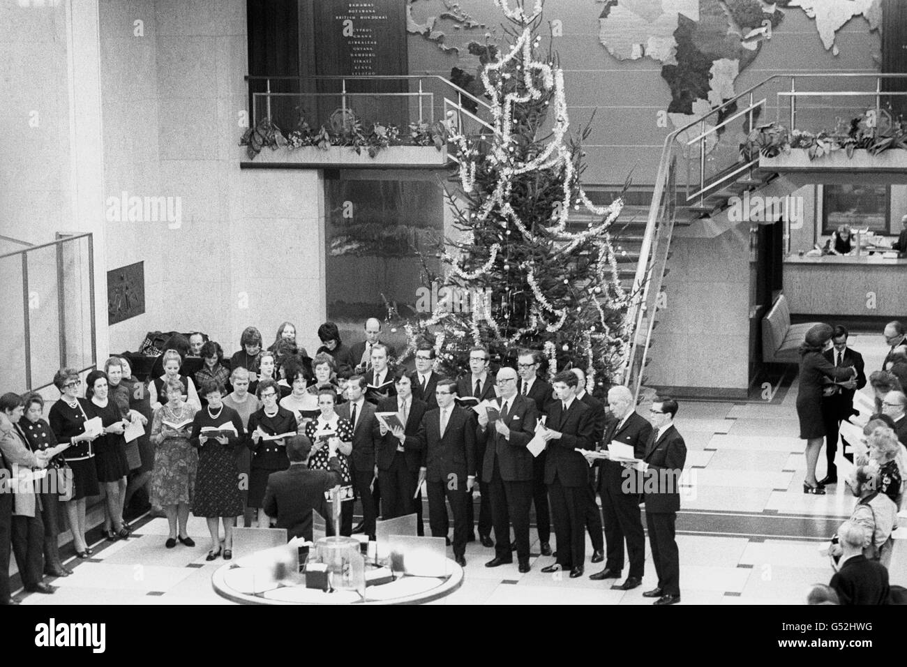 Archiv-PA155198-1 Extra-Interesse für die Kunden in der Old Broad Street Filiale der Barclays Bank International in der Stadt, wenn Weihnachtslieder von einem Chor von Mitgliedern der Banken Oper und msuical Gesellschaften gesungen wurden. Stockfoto