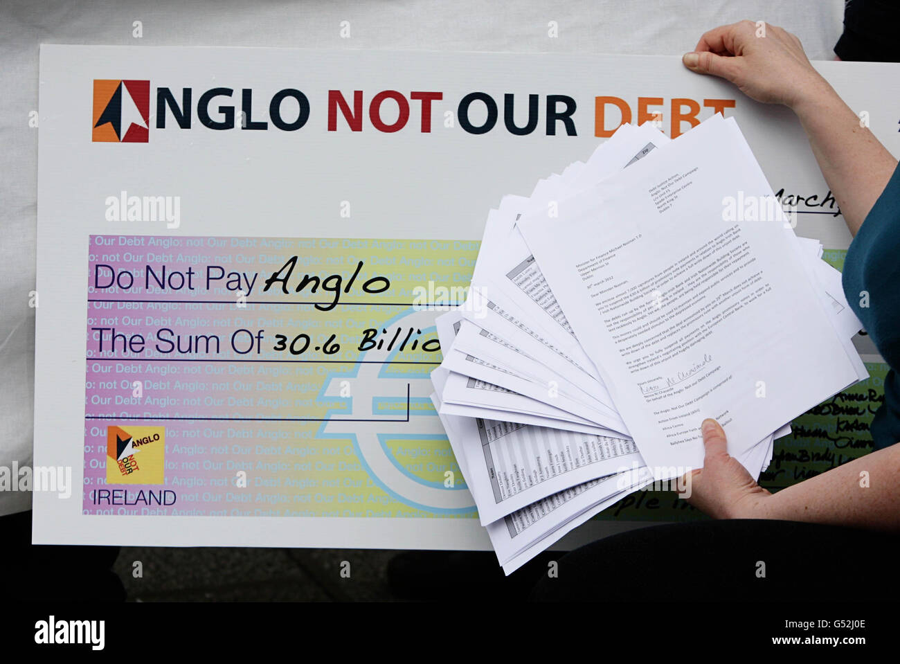 Nessa Ni Chasaisde von der Kampagne "Anglo Not Our Debt" hält eine Unterschriftenpetition aus dem Jahr 7000 bereit, in der gefordert wird, dass die Schulden der Anglo Irish Bank niedergeschrieben und heute an das Finanzministerium in Dublin verschoben werden. Stockfoto