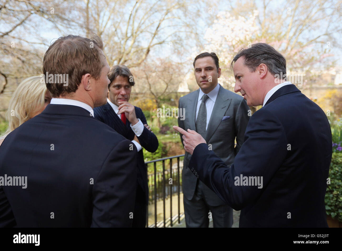 Premierminister David Cameron trifft sich im Garten der Downing Street 10 in London mit dem ehemaligen englischen Rugby Union-Spieler Josh Lewsey, der TV-Moderatorin Helen Skelton (versteckt) und den Komikern John Bishop und David Walliams. Stockfoto