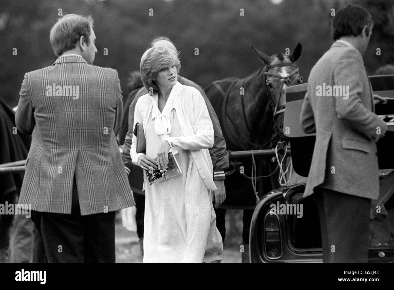 Eine kuschelige Strickjacke, die über einem fein karierten, hellblauen Kleid für die Prinzessin von Wales im Windsor Great Park getragen wurde, wo sie ihren Mann bei einem Polospiel für den Claude Pert Cup beobachtete. Die Prinzessin, die am 1. Juli ihren 21. Geburtstag feiert, erwartet ihr erstes Kind innerhalb weniger Wochen. Stockfoto