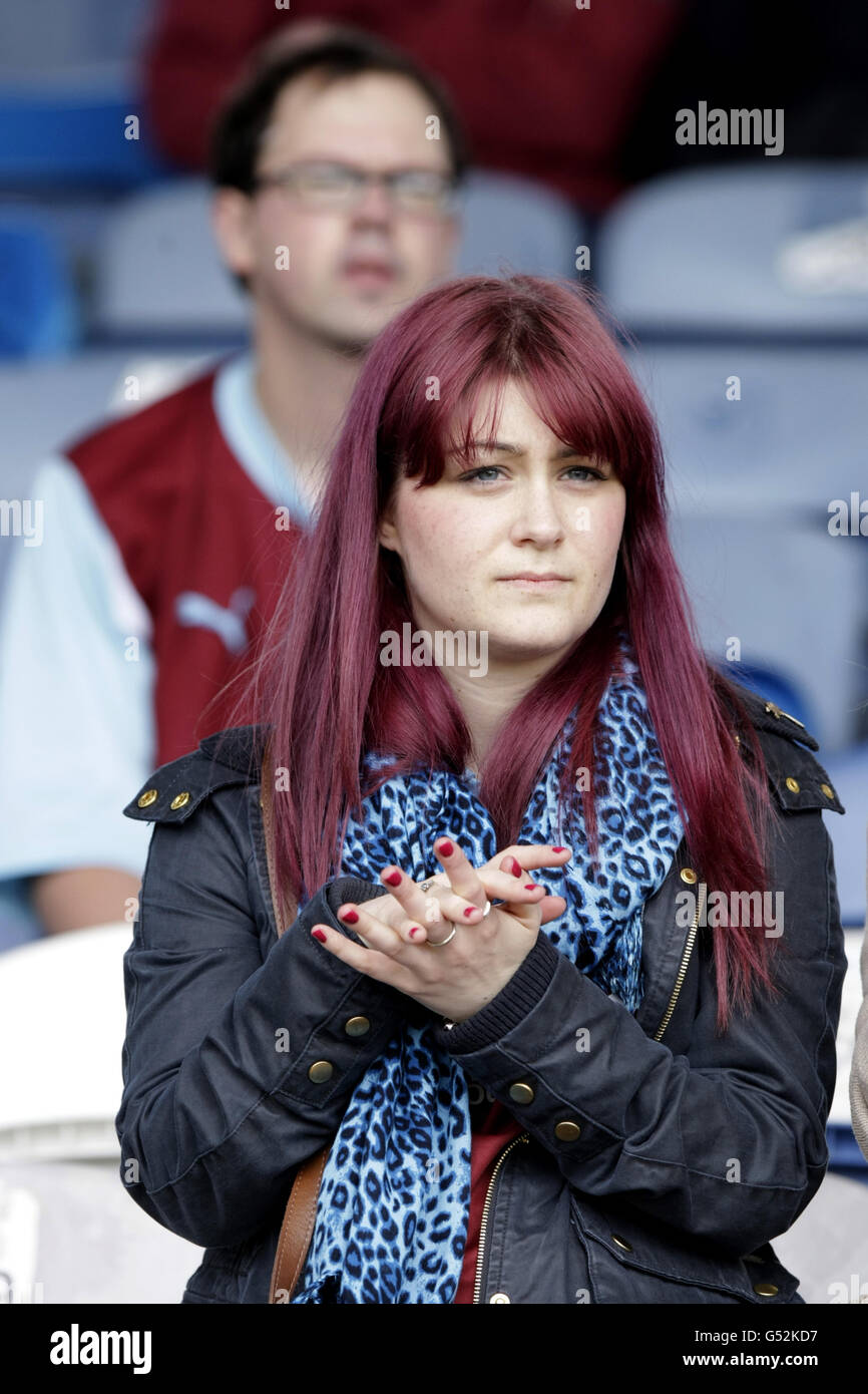 Fußball - npower Football League Championship - Portsmouth gegen Burnley - Fratton Park. Ein Burnley-Fan auf der Tribüne Stockfoto