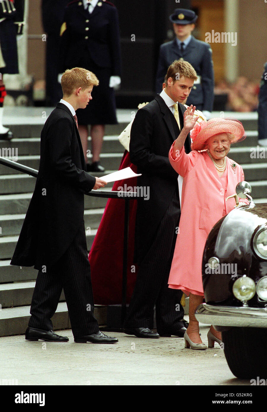 Die Queen Mother und ihre Urgroßsöhne Prinz Harry (L) und Prinz William verlassen die St. Paul's Cathedral in London für einen Dankgottesdienst für Königin Elizabeth, die Königin Mutter. Stockfoto