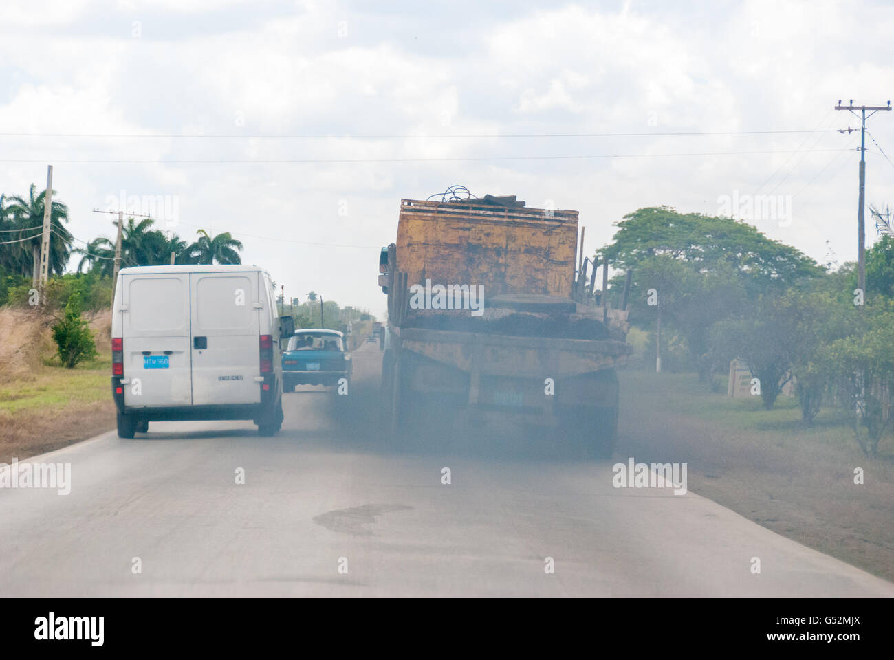 Cuba, Camagüey, Florida, Trucking, Umweltverschmutzung, überholen Manöver auf Kubas Straßen Stockfoto