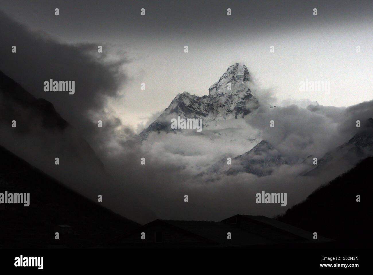 Ein Blick auf den Berg Ama Dablam, als der Spaziergang mit dem verwundeten Team aus Khumjung auf dem Weg zum Everest in Nepal aufsteigt. Stockfoto