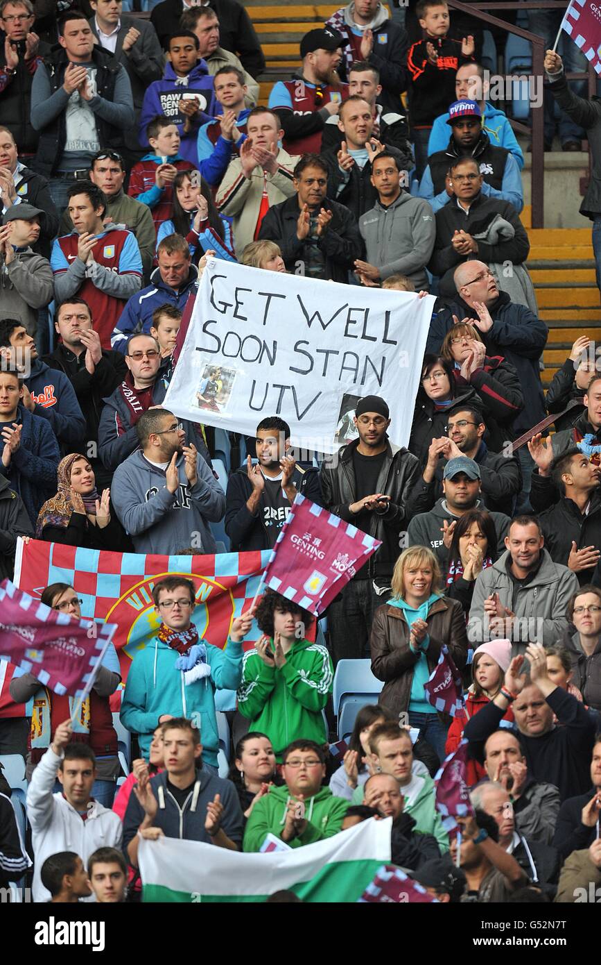 Fußball - Barclays Premier League - Aston Villa gegen Chelsea - Villa Park. Fans der Aston Villa halten ein Zeichen zur Unterstützung von Stiliyan Petrov, bei dem akute Leukämie diagnostiziert wurde, hoch Stockfoto