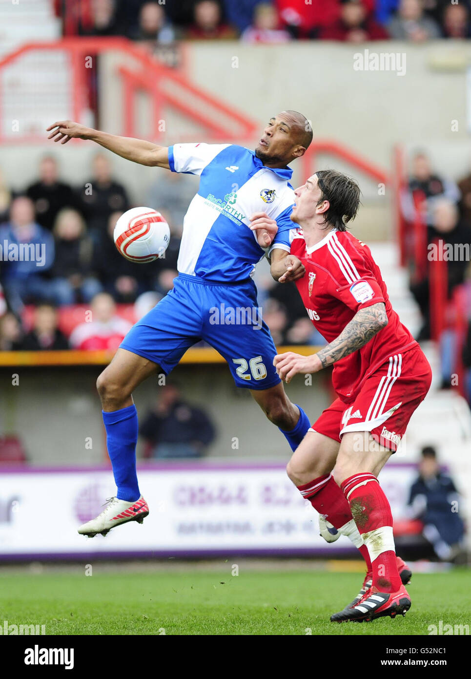 Aden Flint von Swindon Town und Bristol Rovers Chris Zebroski in Aktion während des npower Football League Two Spiels auf dem County Ground, Swindon Stockfoto