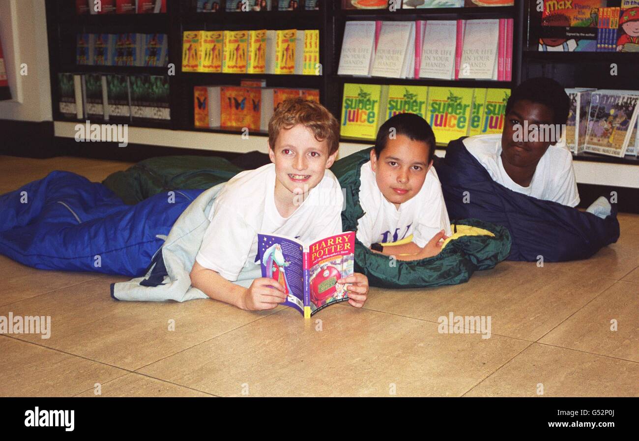 (Links-rechts) Stephen Froggatt, James Law und Colin Nelson, Kinder der Westminster City School schlafen im Waterstones Buchladen im Zentrum von London, mit dem Aufkommen des vierten Harry Potter Buches, das heute Abend um Mitternacht in die Buchläden kommt. Stockfoto