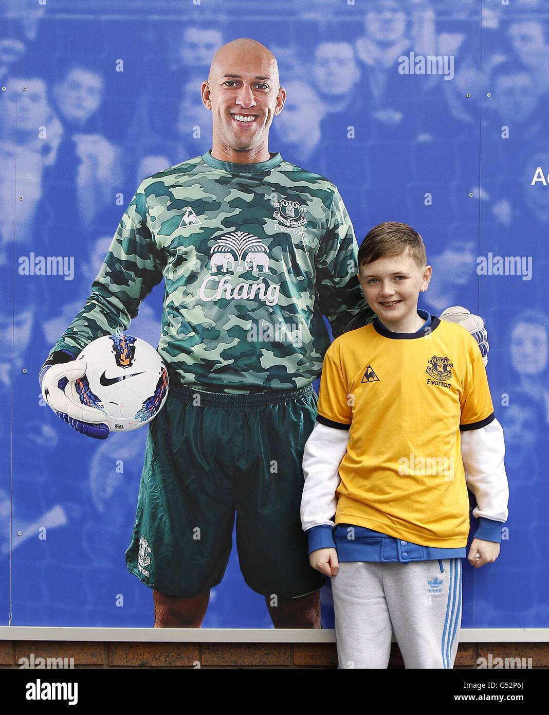 Ein junger Fan mit Wandkunst von Evertons Torhüter Tim Howard im Goodison Park Stockfoto