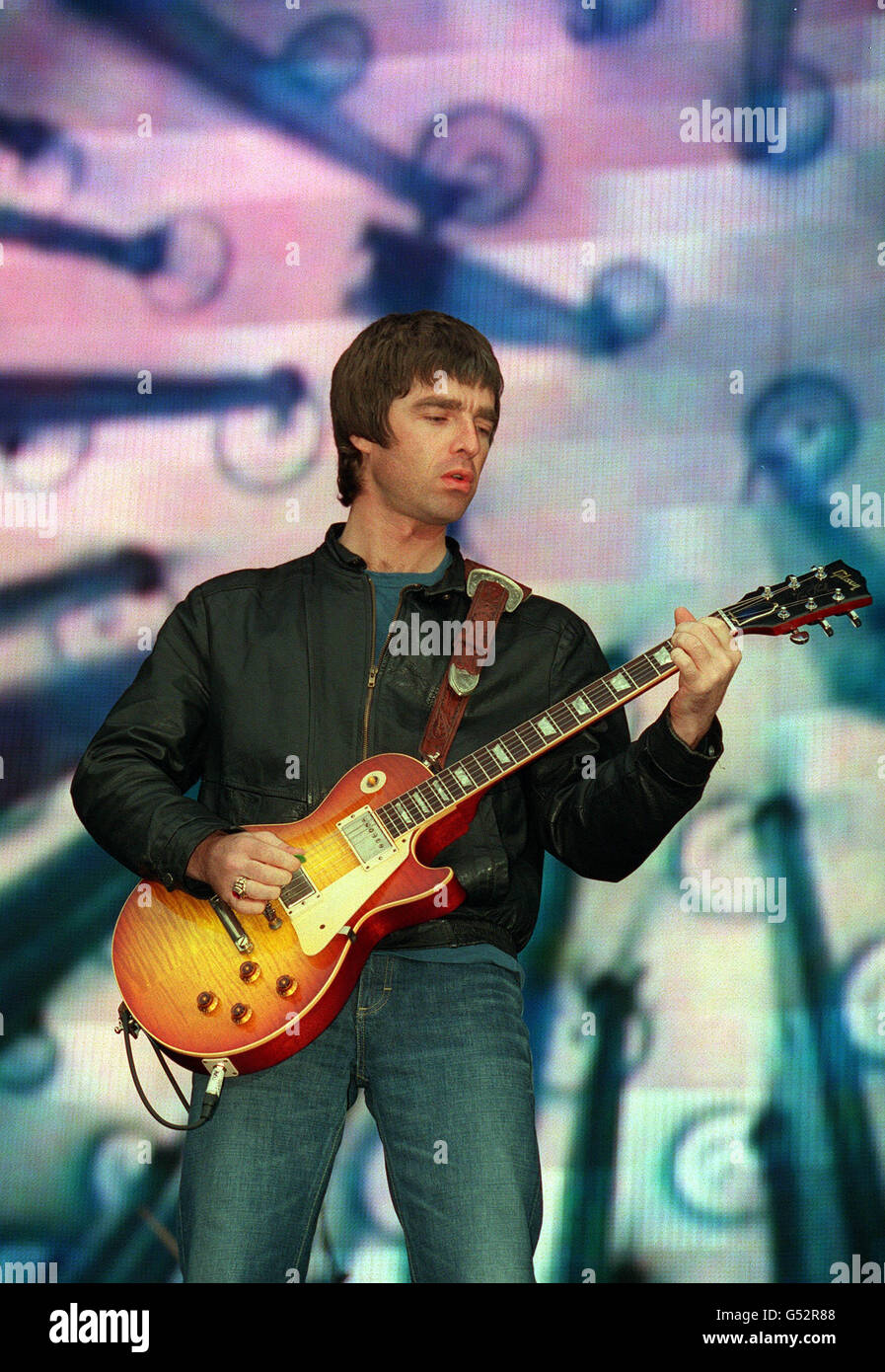Noel Gallagher, Sänger und Songwriter der Rockband Oasis, tritt während eines Konzerts in der Lansdowne Road in Dublin auf der Bühne auf. Stockfoto