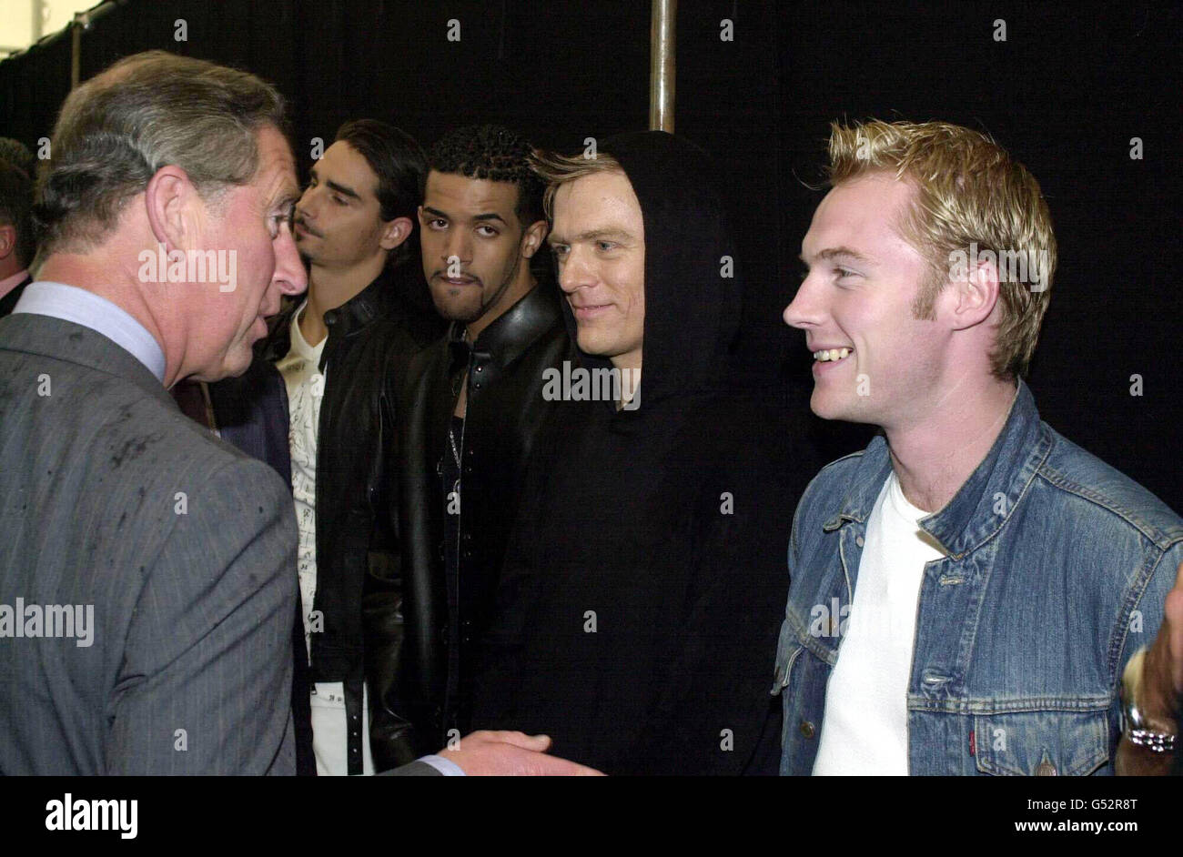 The Prince of Wales (l) trifft Popstar Ronan Keating mit Bryan Adams,( c r) und blickt auf die Princes Trust Capital FM Party im Park in London. Posh Spice gab heute vor 100,000 Musikfans ihr Solo-Debüt bei der riesigen Outdoor Charity Show. Stockfoto