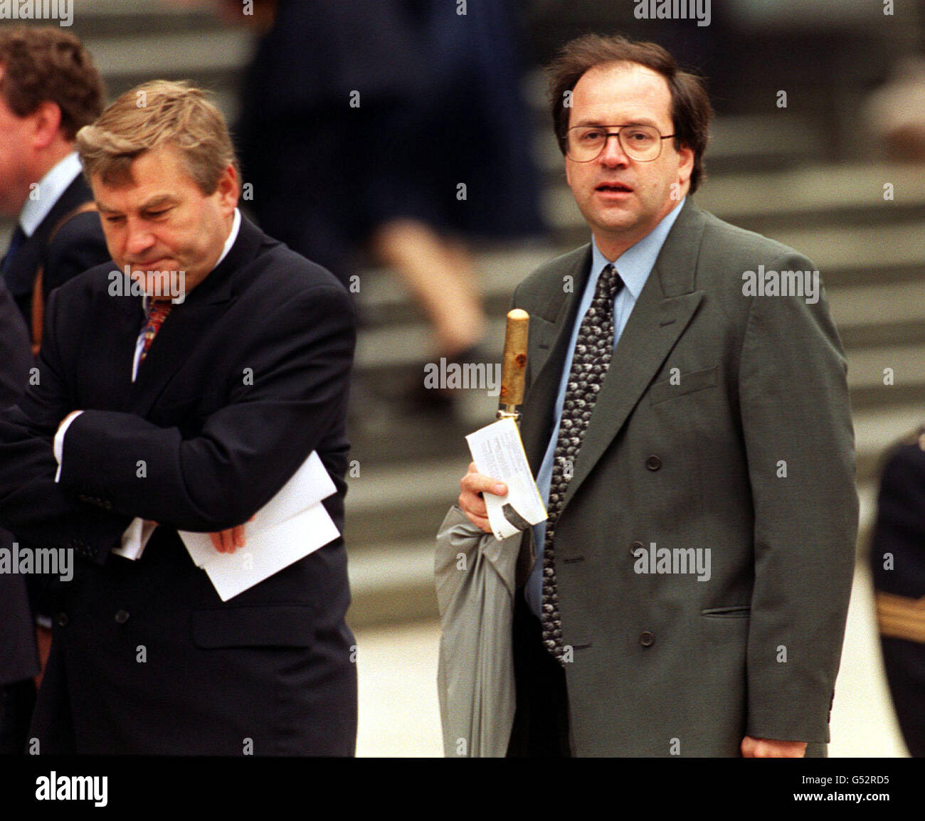 Paul Potts (L), Geschäftsführer und Chefredakteur der Pressevereinigung (PA), und Martin Keene, Bildredakteur der PA, kommen in der St. Paul's Cathedral in London an, um an einem Gottesdienst zum Gedenken an den 100. Geburtstag der Queen Mother teilzunehmen. * im August 2000. Stockfoto