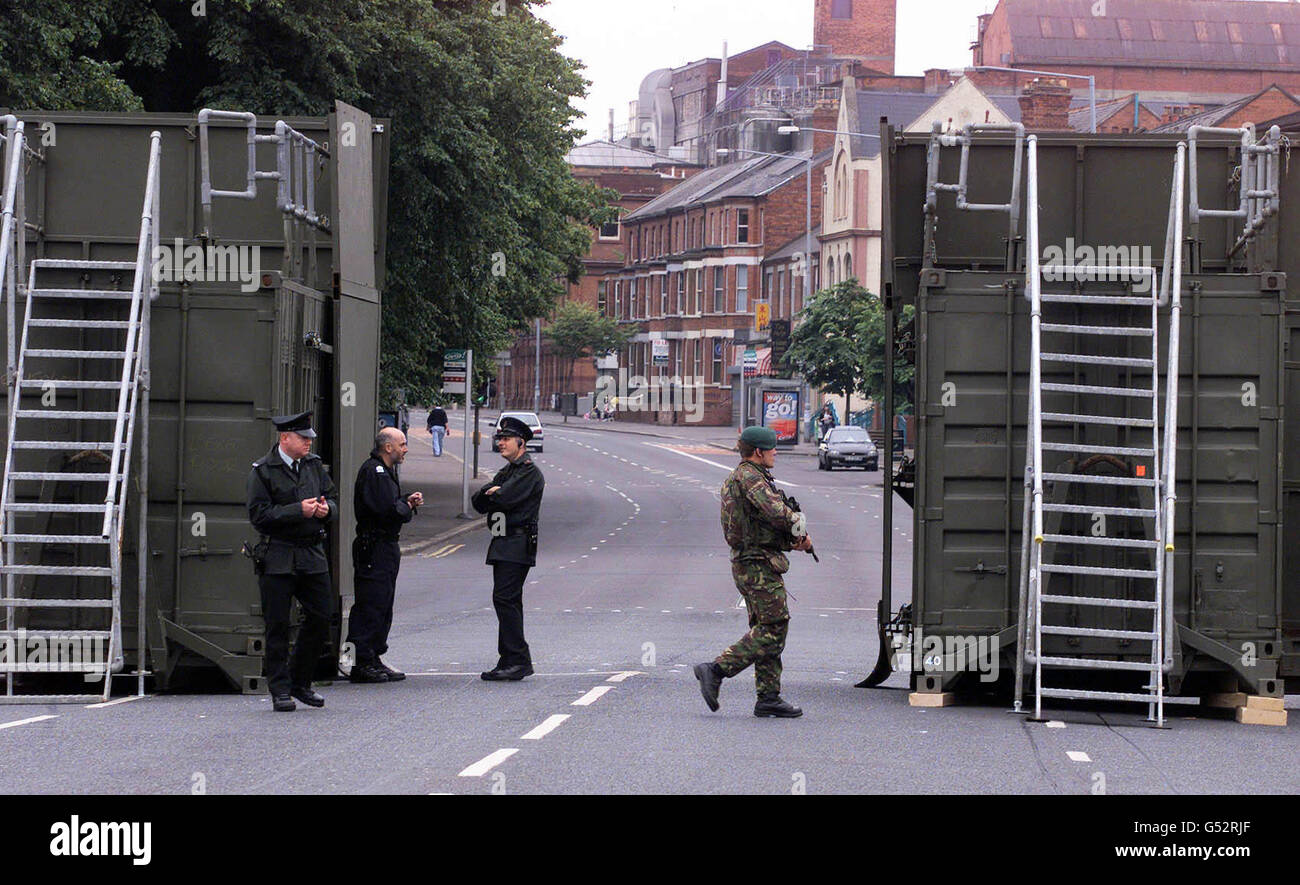 Sicherheitskräfte schließen die Ormeau-Brücke im Süden von Belfast Ballynafeigh ab. Die Parade des Orangenen Ordens darf nicht in den unteren Teil der Ormeau-Straße eindringen, die für den größten Tag der Marschsaison in Ulster ein nationalistisches Gebiet ist. * unter dem Schatten eines Mordes und weiterer mit Drumcree verbundener Gewalt. Stockfoto
