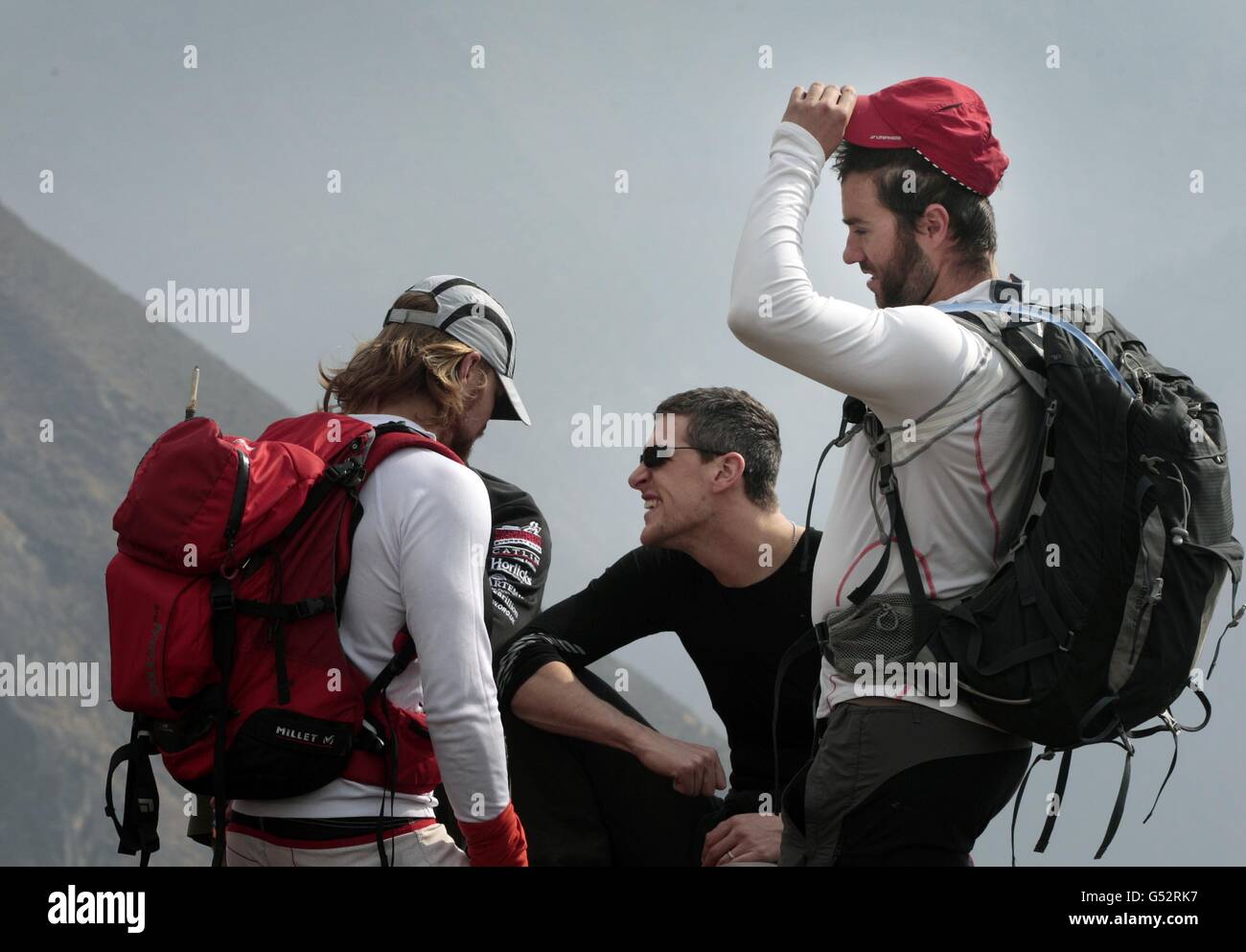 Mitglieder des Walking mit dem verwundeten Team halten auf dem Weg zum Everest bei einer Wanderung in der Nähe von Khumjung, Napal, inne, bevor sie versuchen, den Gipfel zu erreichen. Stockfoto