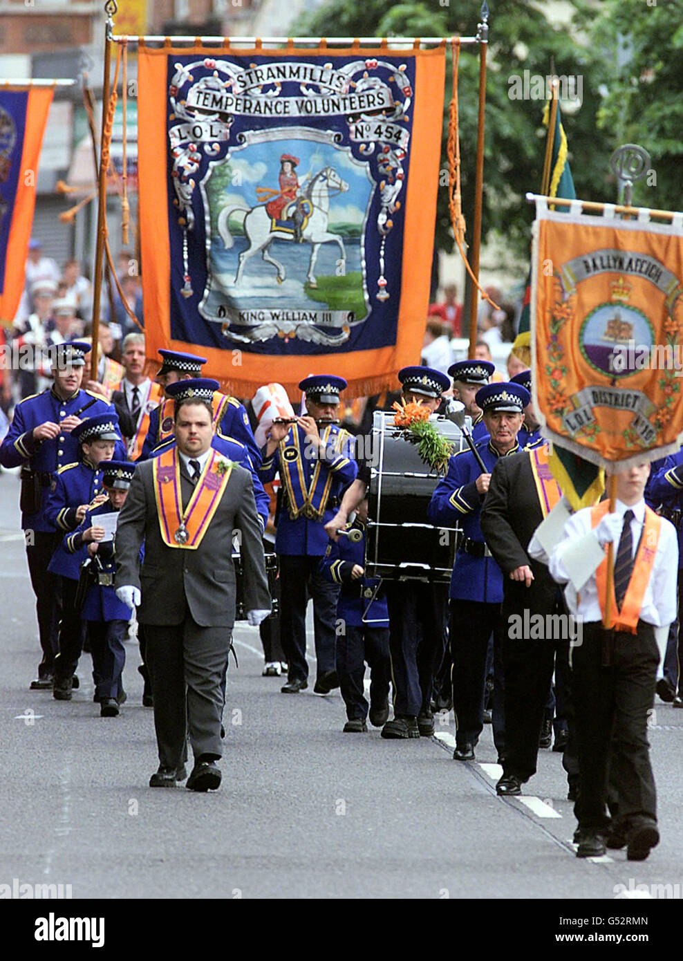 Ballynafeigh Orangemen machen sich auf den Weg zur Ormeau-Brücke, wo die Parade am Betreten der unteren Ormeau-Straße gehindert wurde, die ein nationalistisches Gebiet ist, die Parade später nach einem kurzen Service zerstreute und sich Tausenden von Orangemen im nahe gelegenen Ormeau-Park anschloss. * für die traditionelle Belfast Parade. Stockfoto