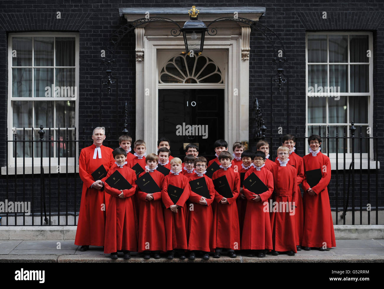 Der Westminster Abbey Knabenchor kommt in der Downing Street 10 in London zu einem Osterempfang für religiöse Führer, der vom Premierminister David Cameron veranstaltet wird. Stockfoto