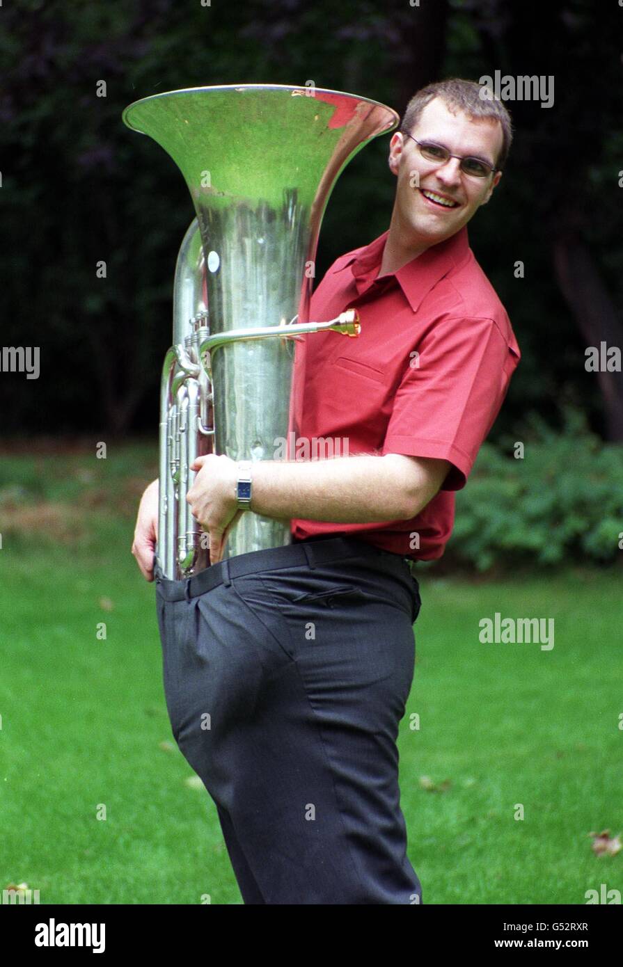 Chris Parker, 29, aus Huddersfield, der zum Mann des Jahres der Slimming World ernannt wurde. Parker, ein Blaskapellenspieler, versteckte seine 22-Stein-Figur hinter einem 3,2 m hohen B-Bass auf der Rückseite der Golcar Brass Band in Huddersfield. * aber nach einer Diät vergoss er 7st 7lb und erreichte seinen größten Ehrgeiz, ein Solo auf einem 18ins Flugalhorn zu spielen. Stockfoto