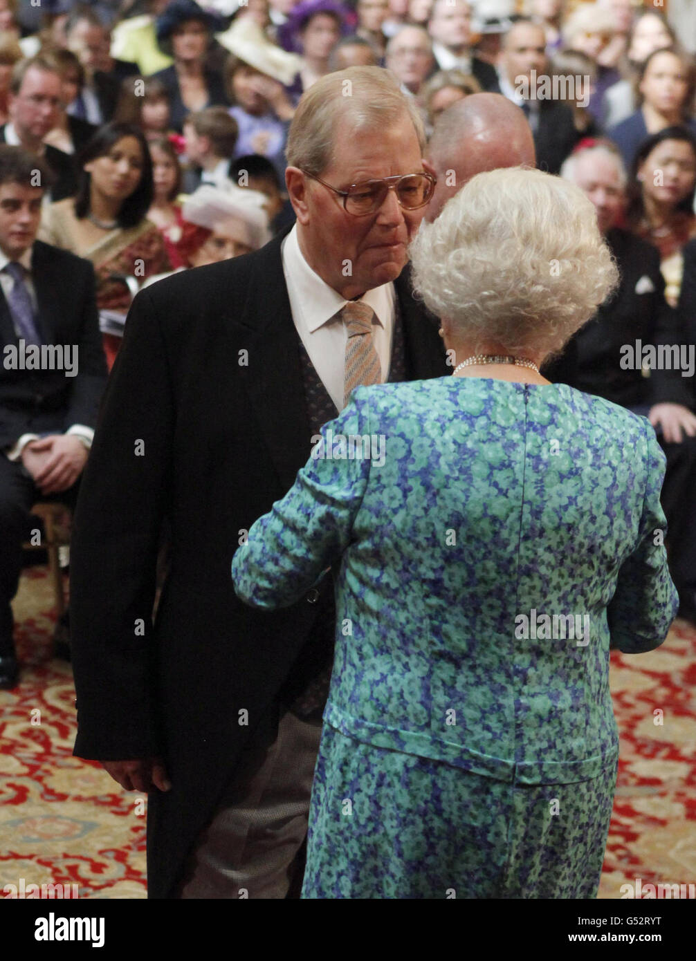 Gerald Balding aus Andover wird von Königin Elizabeth II. Während einer Investiturzeremonie im Schloss Windsor zu einem OBE gemacht. Stockfoto