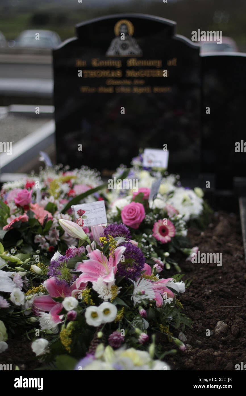 Blumen auf dem Grab von Margaret McGuire in der St. Mary's Church, Culdaff, Co Donegal, da die Gesundheitschefs nach wie vor über eine kleine Anzahl von Bewohnern besorgt sind, die im privaten Nazareth House Pflegehaus in Fahan, in der Nähe von Buncrana, Co Donegal, krank sind, Sechs Menschen sind bei einem vermuteten Virusausbruch gestorben. Stockfoto
