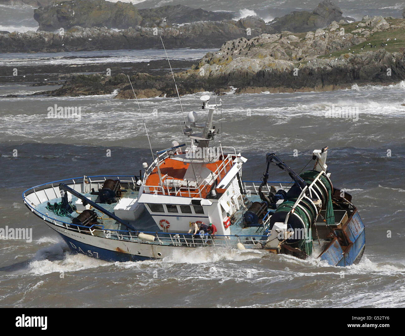 Ein Fischerboot kehrt nach Howth Harbour, Howth im Norden Dublins, zurück, als Sturmwinde das Land zerschlagen haben. Stockfoto