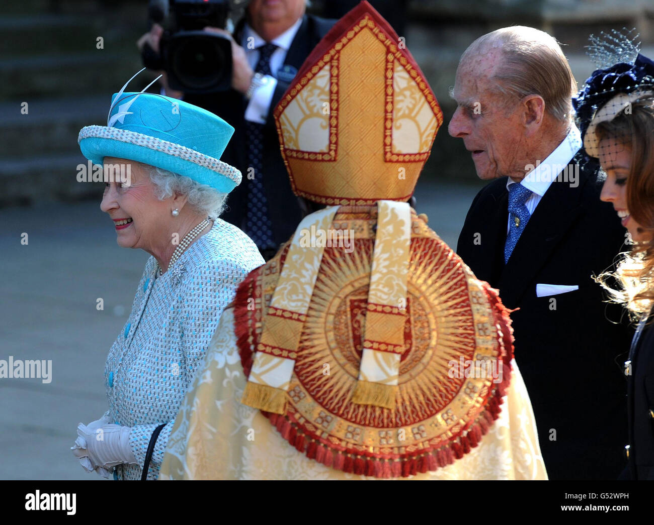 Königin Elizabeth II., der Herzog von Edinburgh und Prinzessin Beatrice, kommen im York Minster zum Royal Maundy Service an. Stockfoto