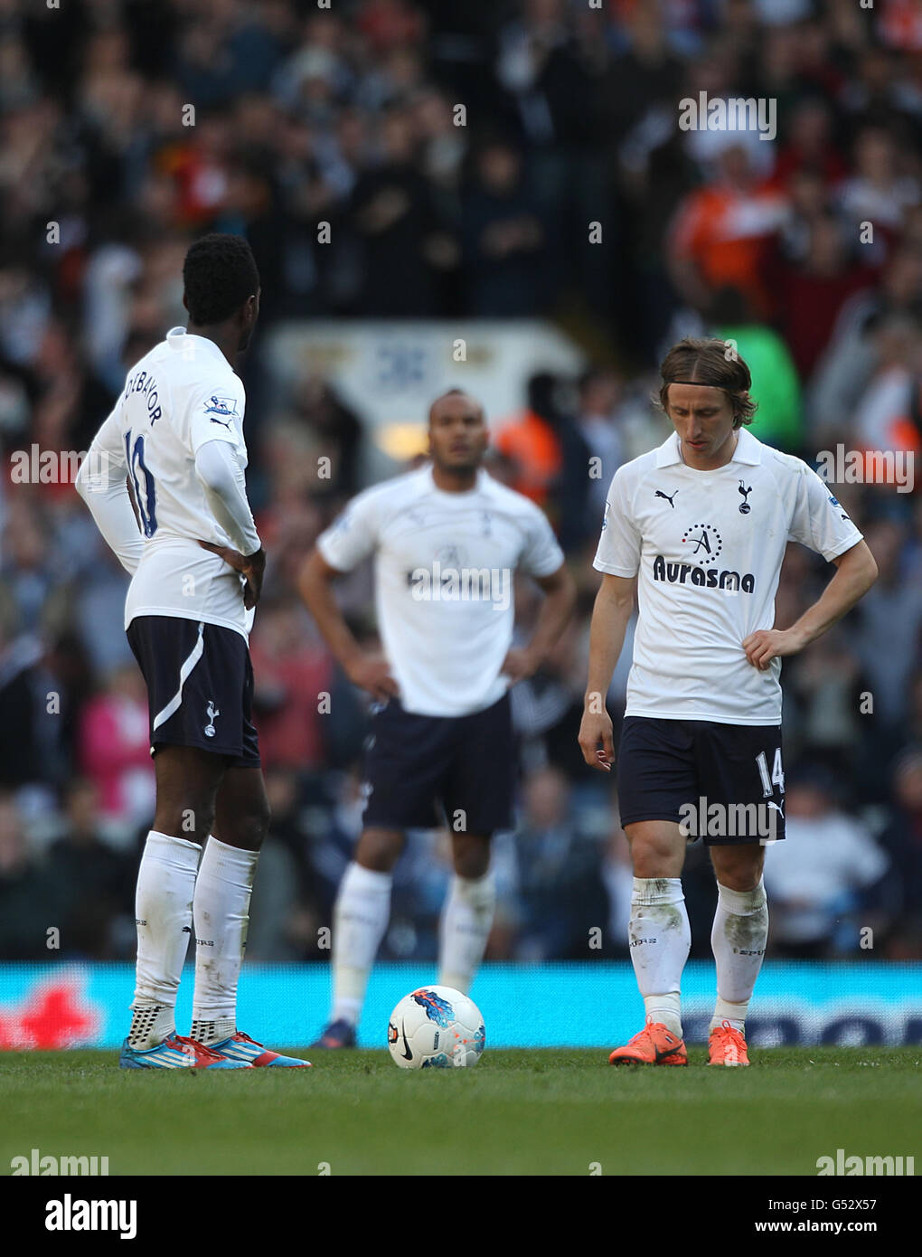 Fußball - Barclays Premier League - Tottenham Hotspur gegen Swansea City - White Hart Lane. Emmanuel Adebayor von Tottenham Hotspur (links) und Luka Modric stehen dejected Stockfoto