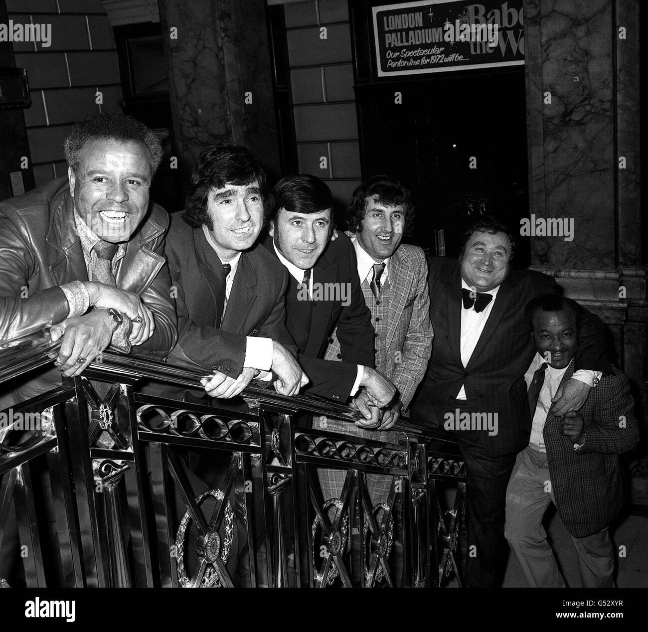 Die Comedians der Fernsehserie The Comedians, die für eine kurze Saison im Londoner Palladium auf der Bühne stehen sollen. L-R: Charlie Williams, Ken Goodwin, Mike Reid, Dave Butlet, Bernard Manning und Jos White. Stockfoto