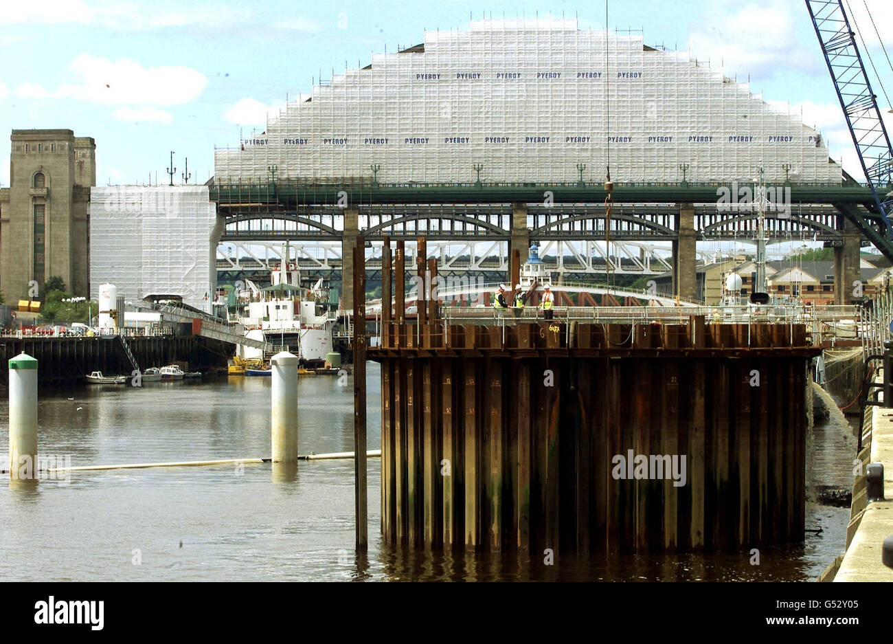 Newcastles berühmte Tyne Bridge kann nicht mehr gesehen werden, da sie eine Facelifting bekommt, während die Arbeiten an der neuen Millennium Bridge flussabwärts stattfinden. Stockfoto