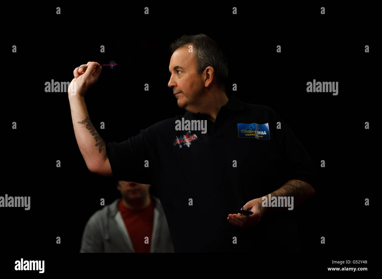 Phil Taylor hält Darts mit speziellen William Hill Grand Slam Flüge Stockfoto