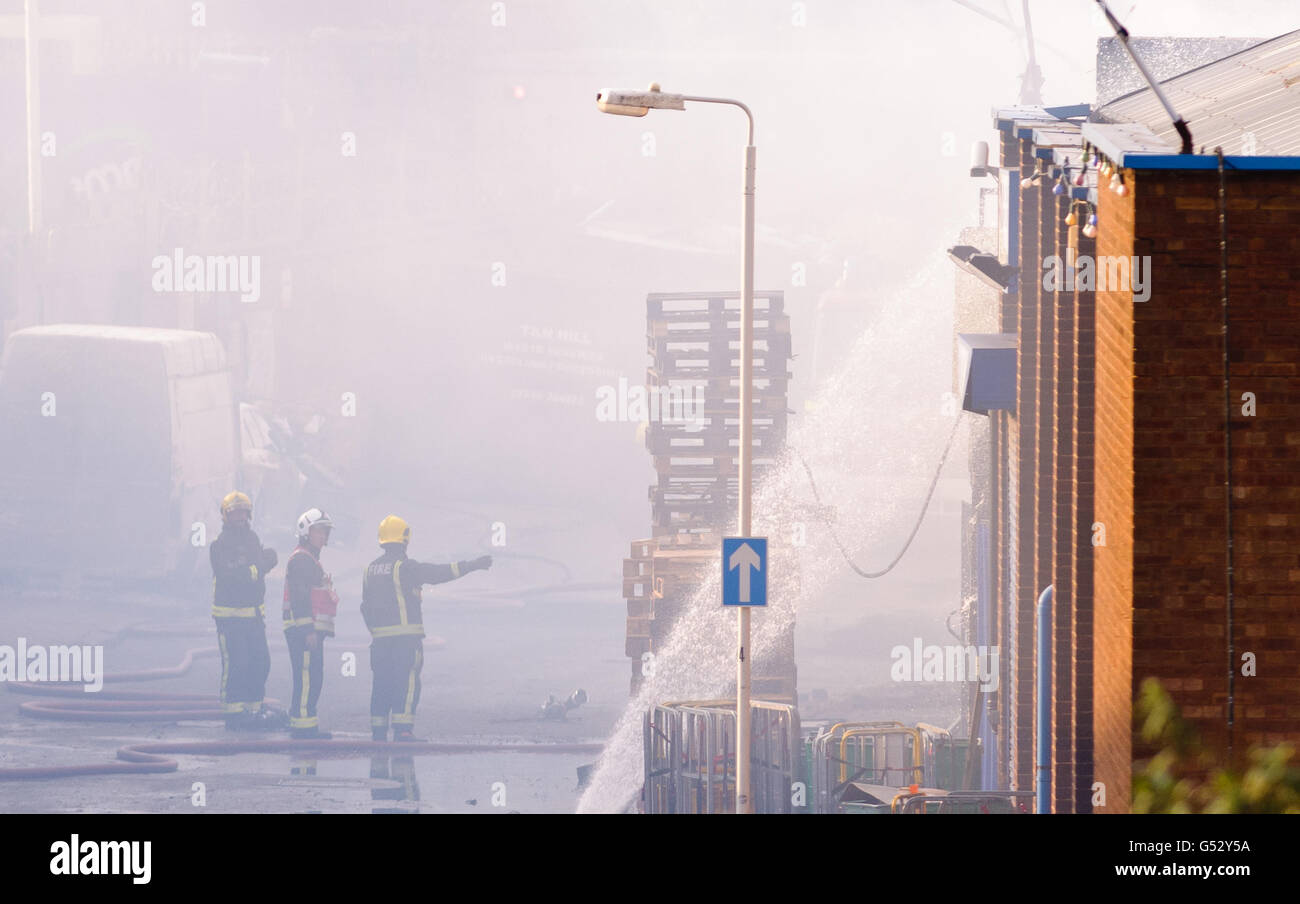 Feuerwehrleute am Brandort in Canning Town, im Osten Londons. Stockfoto