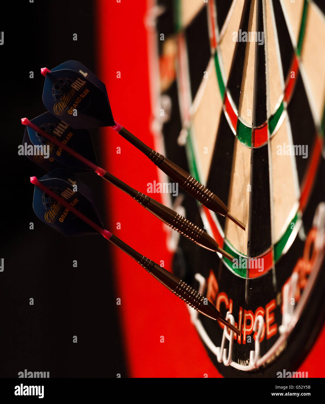 Darts - McCoys Premier League Darts - Capital FM Arena. Phil Taylors Darts mit speziellen William Hill Grand Slam-Flügen Stockfoto