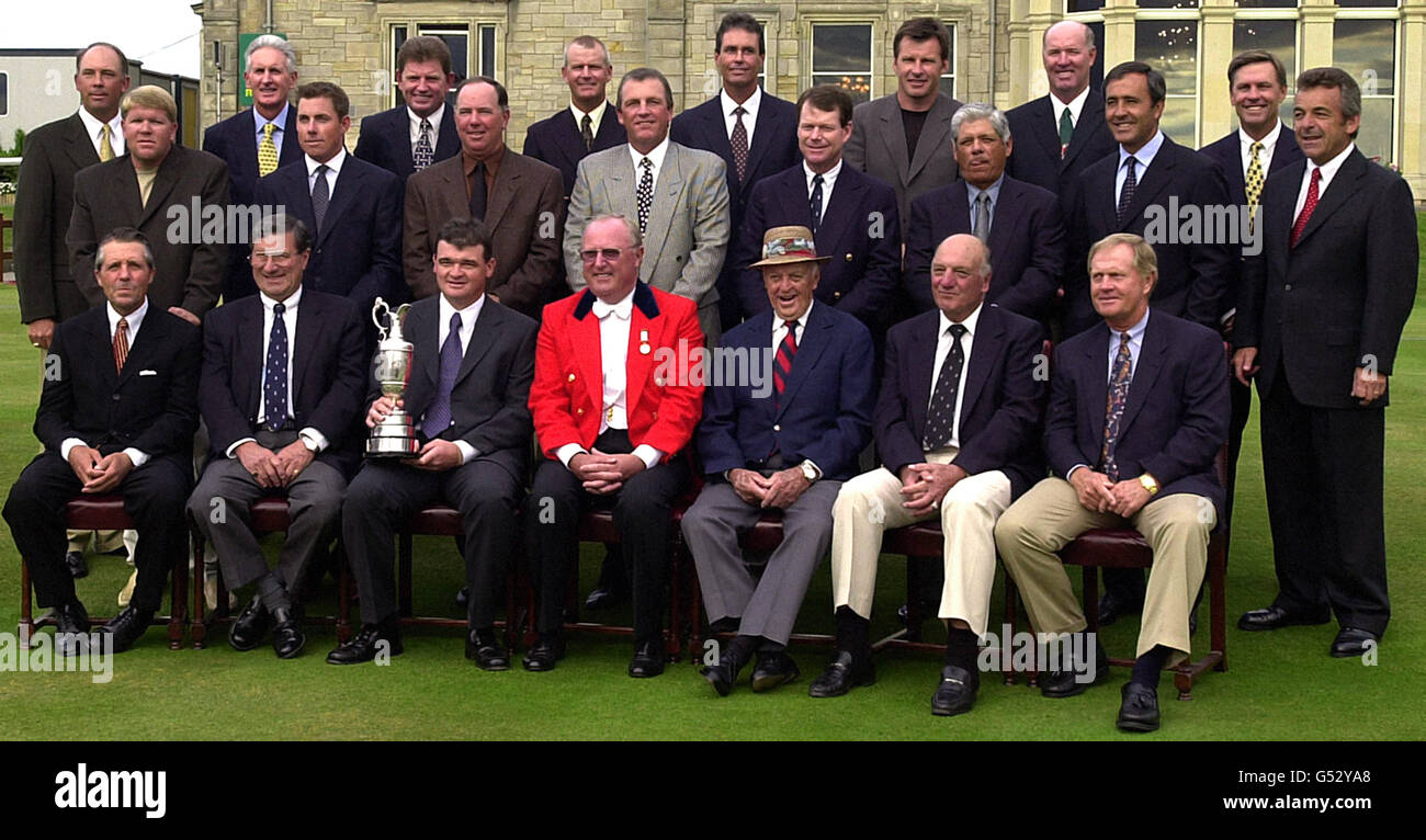 Die Gewinner der Open Championship versammeln sich vor dem Clubhaus in St. Andrews. * (Back Row: l/r) Tom Lehman, Bob Charles, Nick Price, Sandy Lyle, Ian Baker-Finch, Nick Faldo, Tom Weiskopf und Bill Rogers. Mitte: John Daly, Justin Leonard, Mark O'Meara Mark Calcavecchia, Tom Watson, Lee Trevino, Seve Ballesteros und Tony Jacklin. Front Row: Gary Player, Peter Thomson, Paul Lawrie, Sir Michael Bonallack, Captian- The Royal and Ancient Golf Club, Sam Snead, Roberto de Vicenzo, Jack Nicklaus. Stockfoto