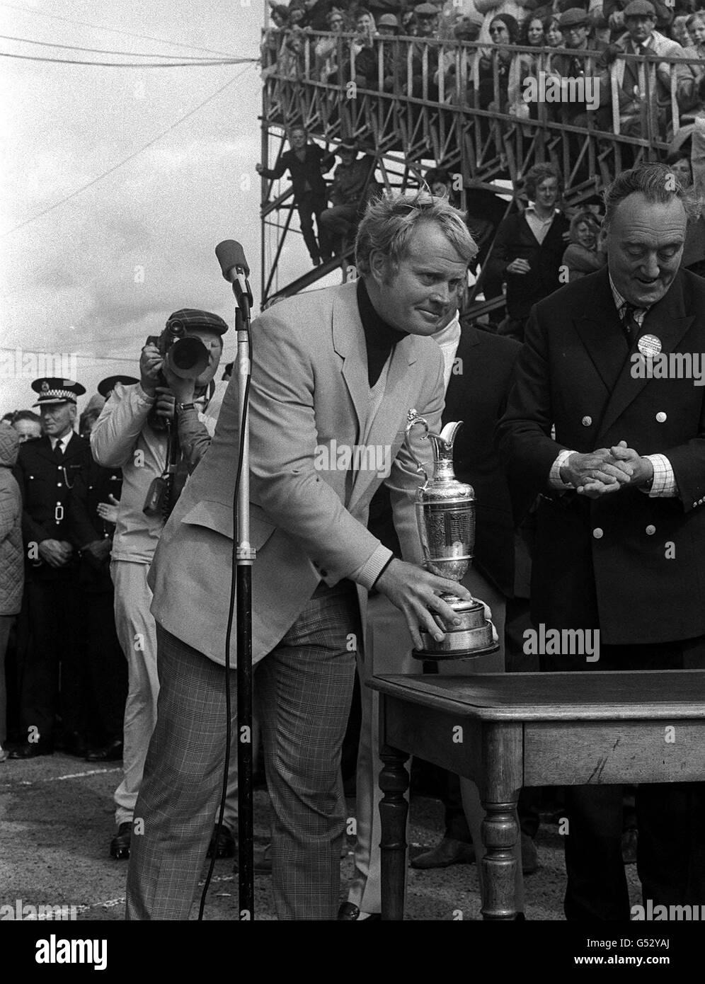 Der amerikanische Golfer Jack Nicklaus erhält die Open Championship Trophy von William Whitelaw (R) in St Andrews, Schottland, nachdem er seinen Landsmann Doug Sanders in einem Play-off besiegt hat. Stockfoto