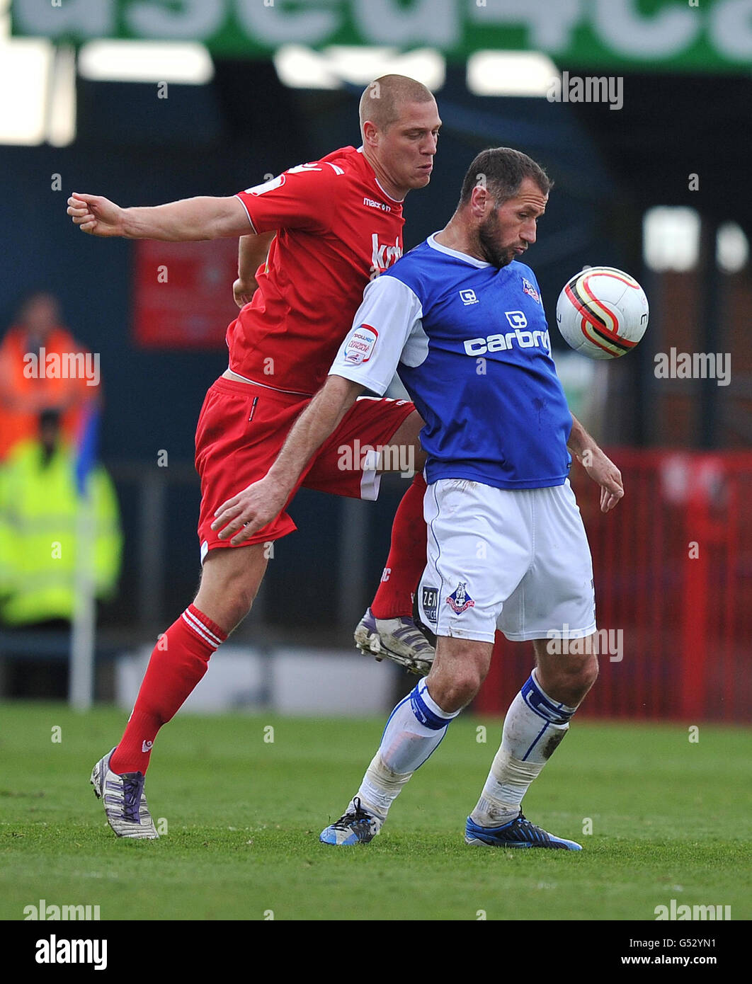 Michael Morrison von Charlton Athletic und Shefki Kuqi von Oldham Athletic kämpfen während des Spiels npower Football League One im Boundary Park, Oldham, um den Ball. Stockfoto