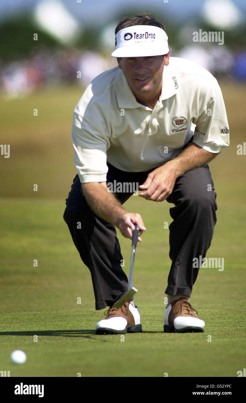 American Fred Couples blickt am zweiten Tag der Open Golf Championships 2000 in St Andrews auf einen Putt. Stockfoto