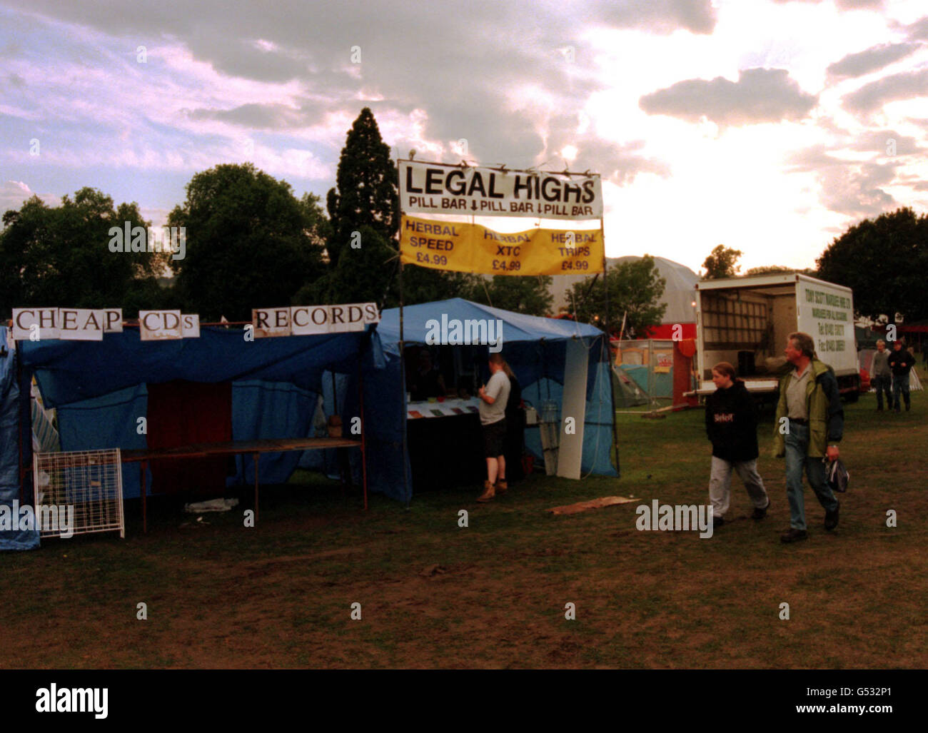 Ein Stand, der billige Schallplatten und CDs verkauft, beim jährlichen Musikfestival Guildford Live 2000 im Stoke Park. Stockfoto