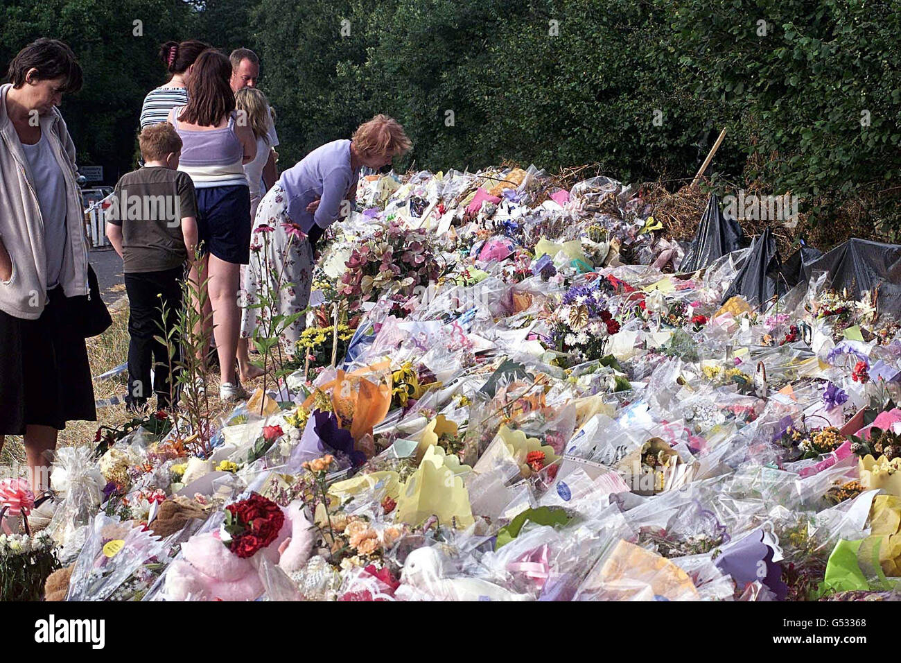 Auf der A29-Straßenseite in Pulborough West Sussex wurden Ehrungen für die acht Jahre alte ermordete Schulmädchen Sarah Payne verhallt. Die überwältigende öffentliche Ausstellung von Blumen und Geschenken soll vom Pulborough Council entfernt werden. Stockfoto