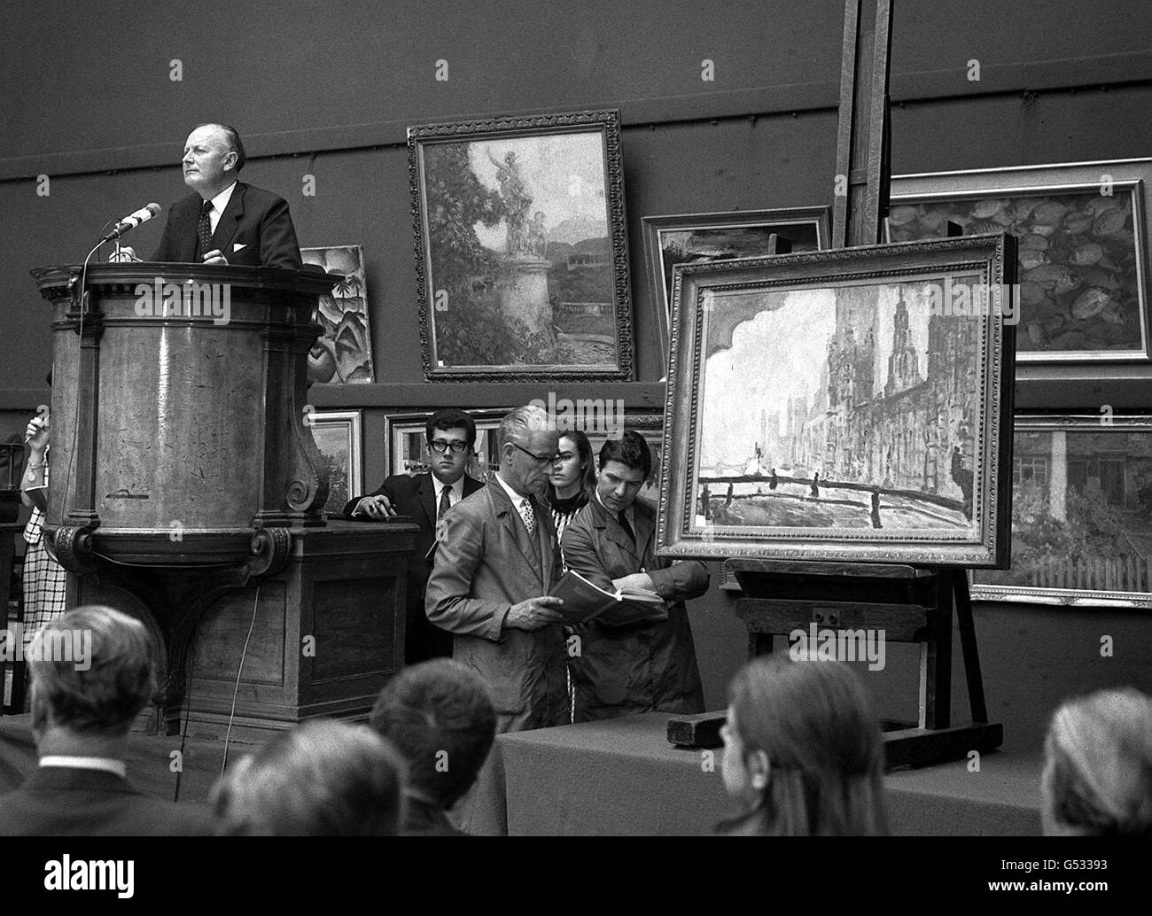 Ein Gemälde der Houses of Parliament und der Westminster Bridge von Andre Derain, gemalt 1906, verkauft vom Auktionator Peter Wilson (links, auf dem Rostrum) bei einem Verkauf impressionistischer und moderner Kunstwerke in Sotheby's, in der New Bond Street, London. * Es wurde für 60,000 gekauft. Stockfoto