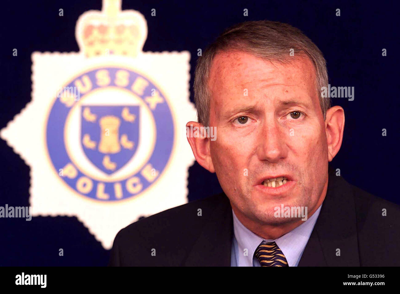 Der Detektivsuperintendent Peter Kennet von Sussex Police informiert die Medien auf der Littlehampton Polizeistation, dass Roy Whiting, 41, von der Polizei verhaftet wurde, die den Mörder der achtjährigen Sarah Payne jagt. *27/11/2000D-Etektive, die den Mörder der achtjährigen Sarah Payne jagten, forcieren ihre Suche nach weiteren Beweisen, nachdem Fragmente dessen, was ihr Kleid sein könnte, in einer Hecke entdeckt wurden. Forensische Wissenschaftler untersuchen das Material, das Offiziere für das blaue Kleid im Fred Perry-Stil halten, das Sarah trug, als sie entführt wurde. Es wurde in einer Hecke etwa eine Meile von wo ihr Körper gefunden Stockfoto