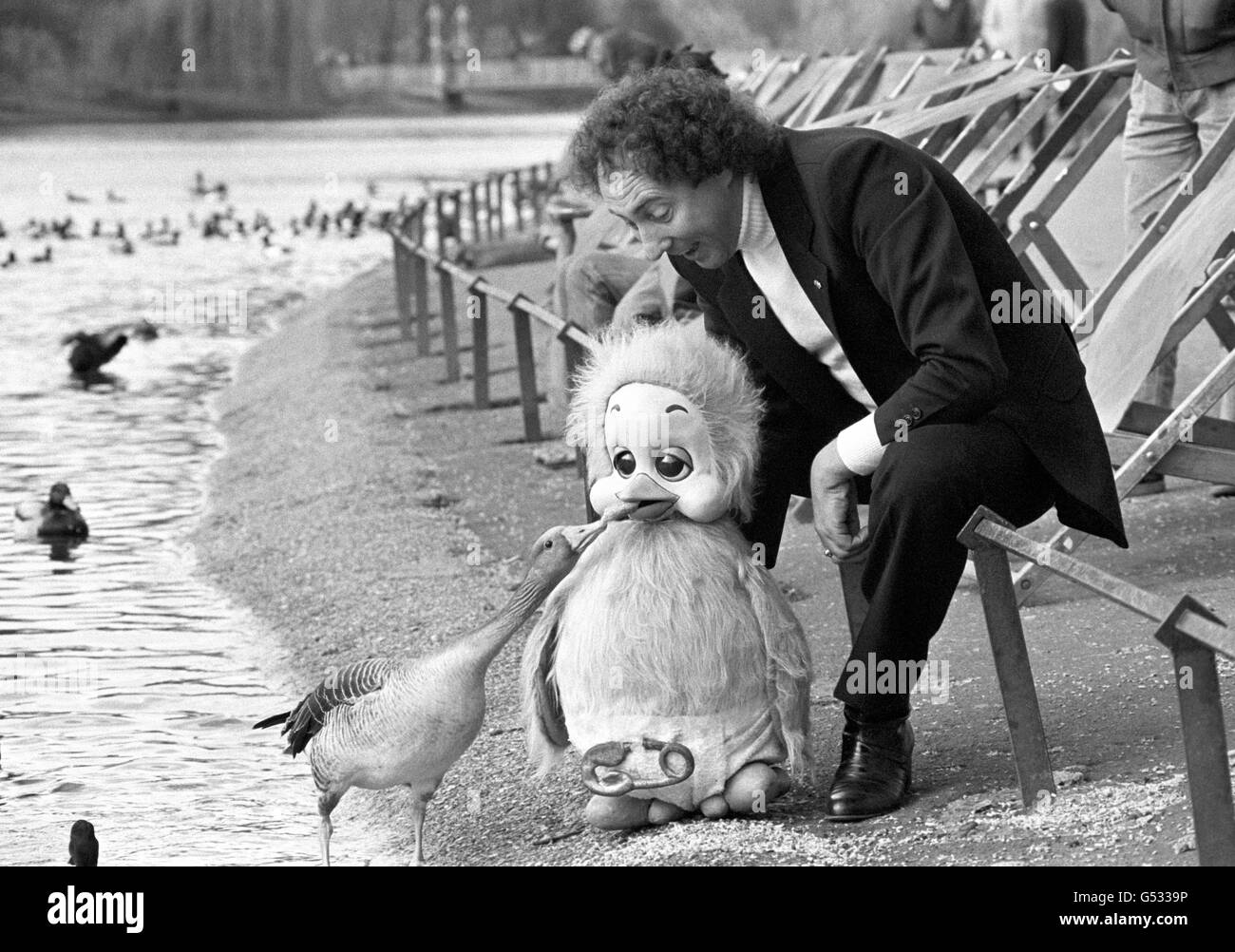 Der Bauchredner Keith Harris und seine Marionette Orville (Mitte) füttern im St James's Park, London, eine Gans, um ein „Adopt-a-Duck Savings Account“ zu eröffnen, das gemeinsam vom Wildfowl Trust und der Greenwich Building Society ins Leben gerufen wurde. Stockfoto