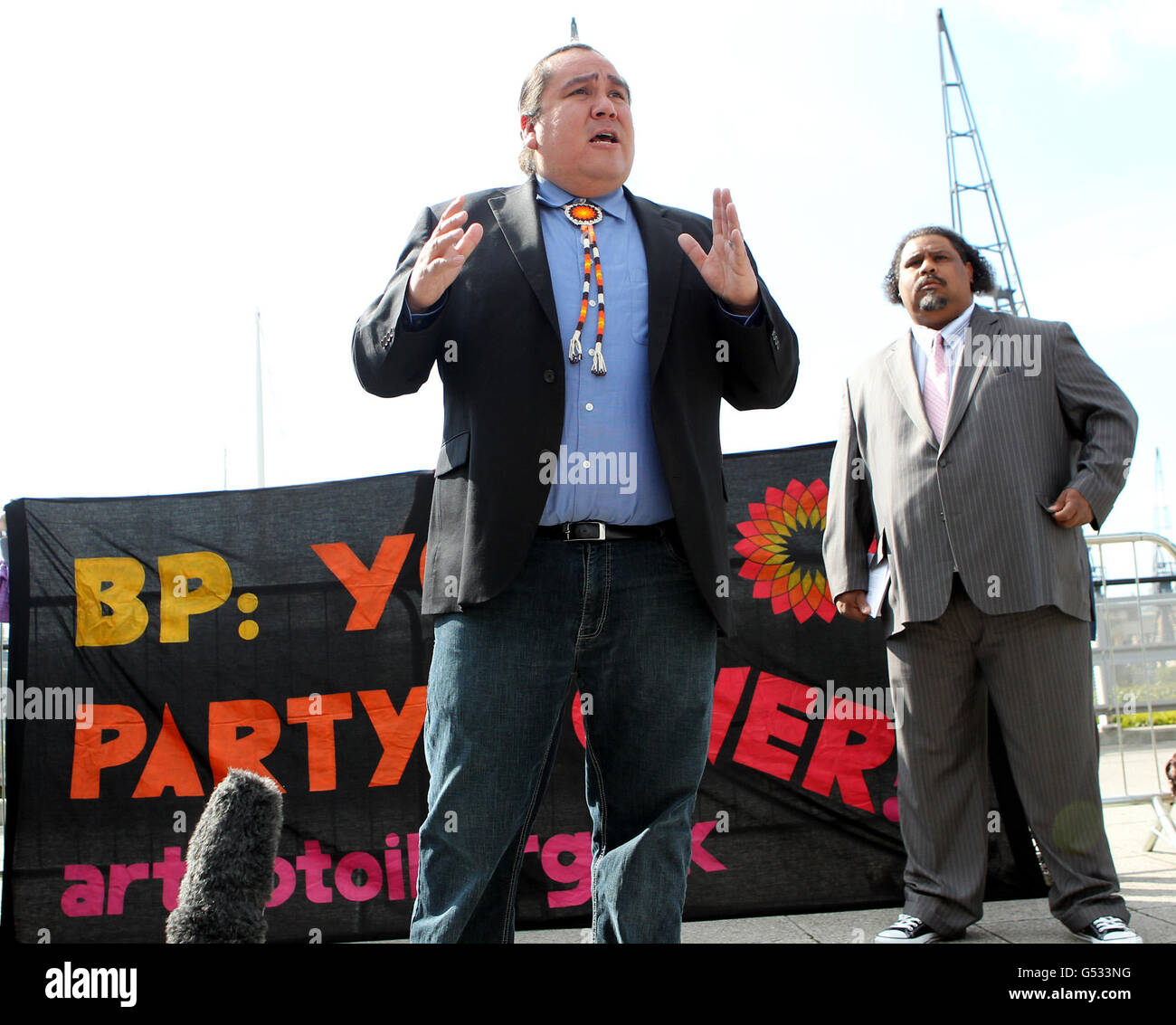 Clayton Thomas-Muller, der Leiter der Teersand-Kampagne des Indigenous Environmental Network in Kanada, protestiert vor der BP-Jahreshauptversammlung im Excel in Ost-London. Stockfoto