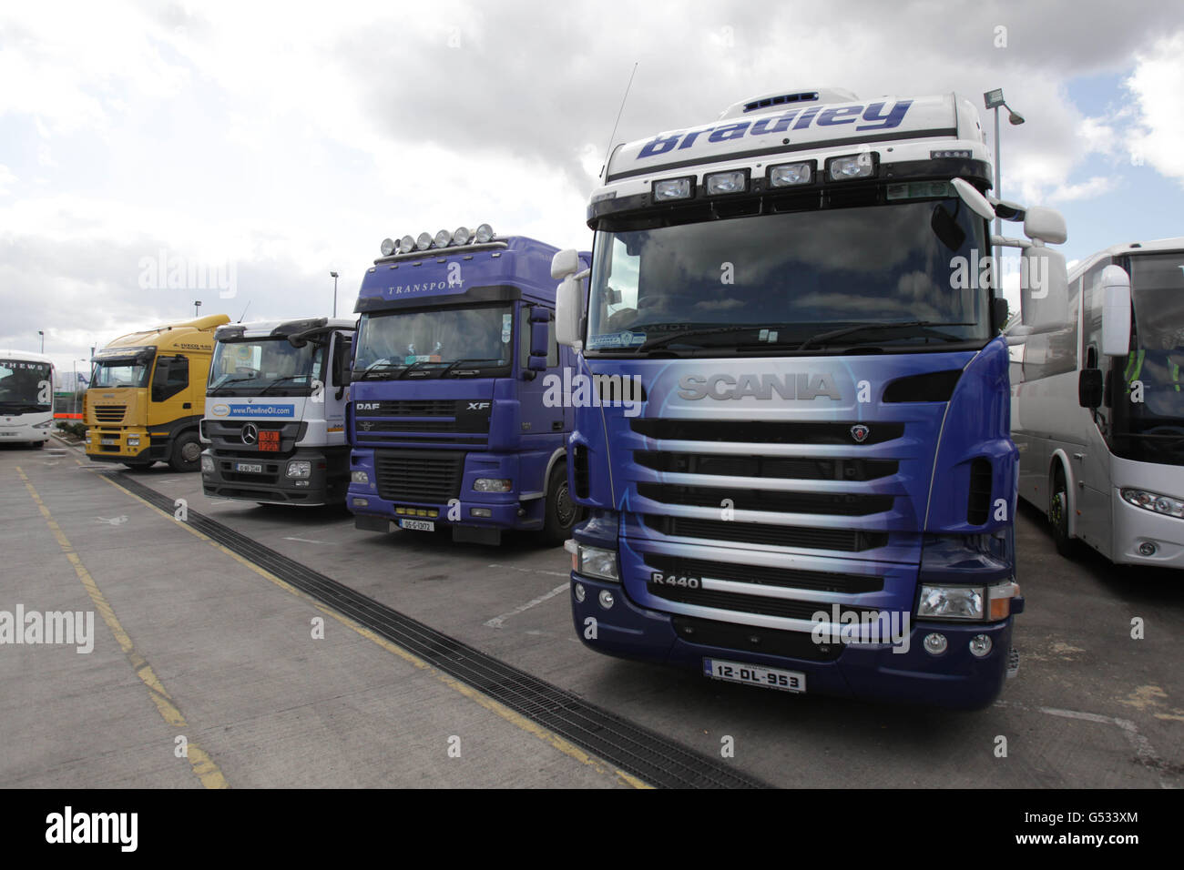 Irische LKW-Aktien. Generisches Foto von Lastkraftwagen im Hafen von Dublin. Stockfoto
