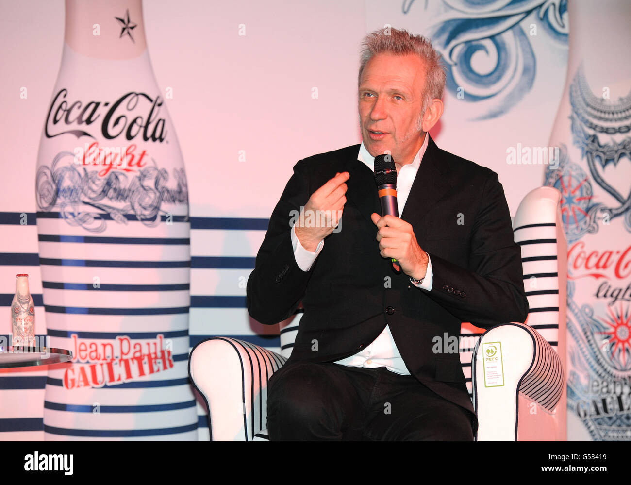Jean Paul Gaultier präsentiert sein Design für die limitierte Flasche für Coca Cola Light auf dem berühmten Crazy Horse in Paris. Stockfoto