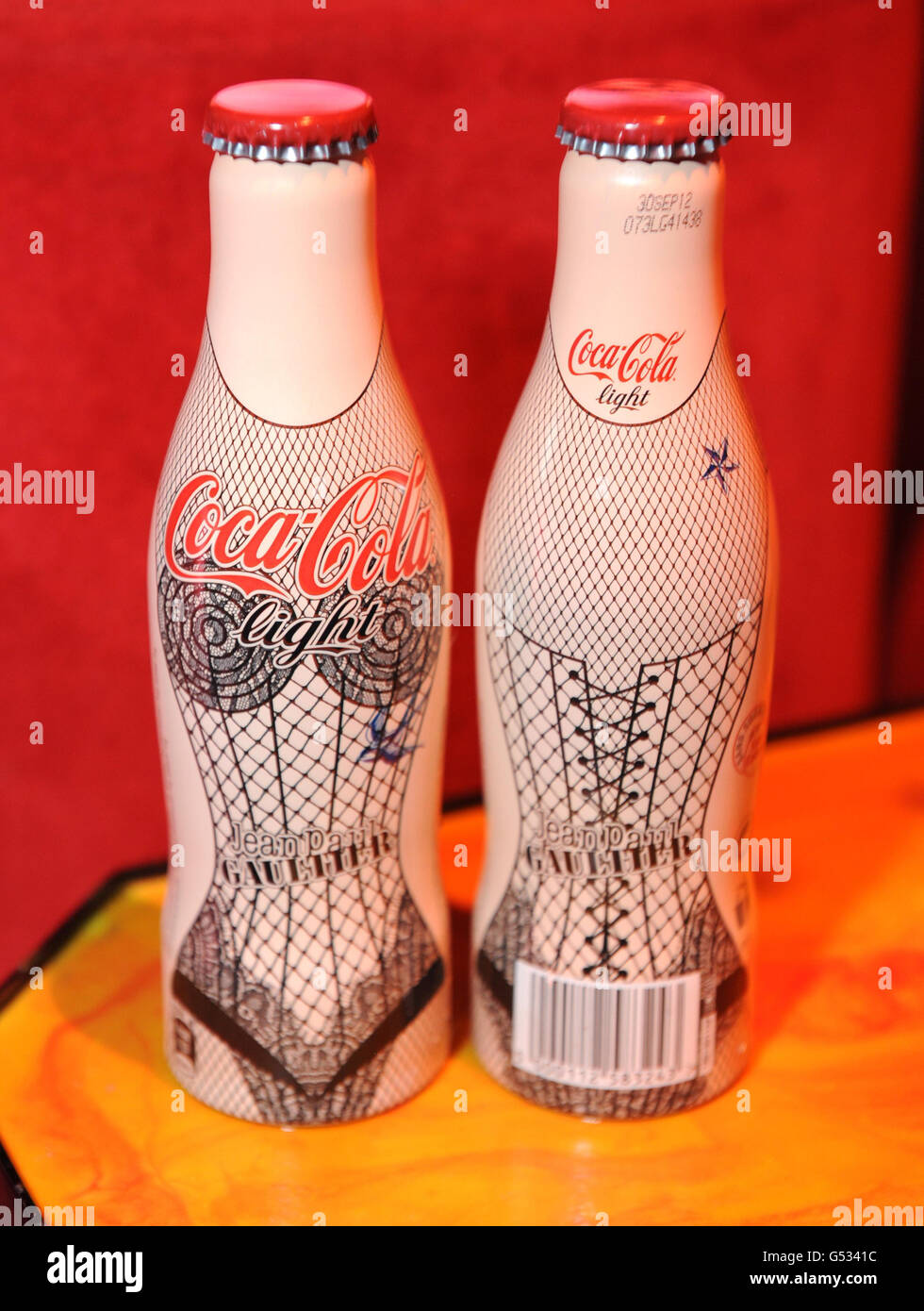 Vorder- und Rückseite eines der Designs für eine limitierte Flasche für Coca Cola Light von Jean Paul Gaultier, die auf dem berühmten Crazy Horse in Paris vorgestellt wurde. Stockfoto