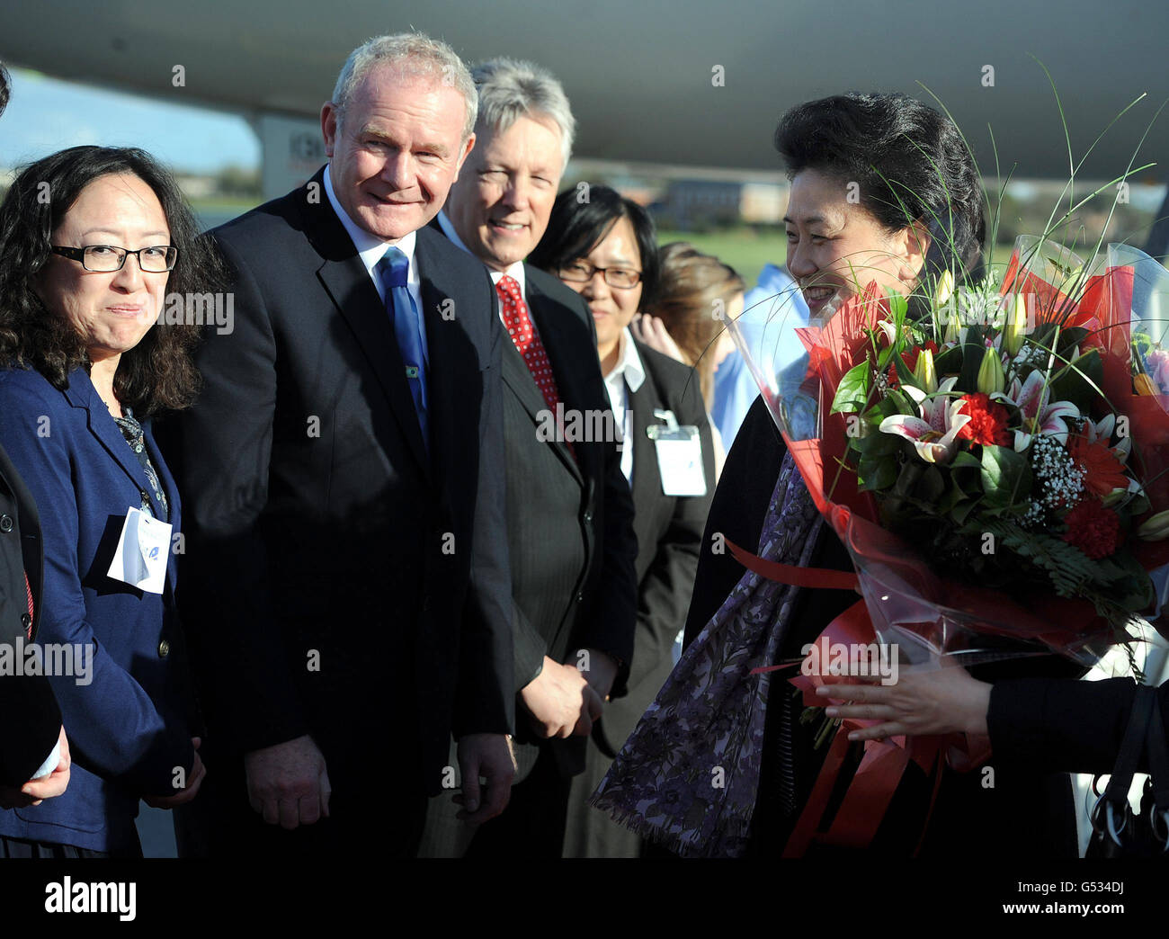 Liu Yandong (rechts), die ranghöchste Politikerin in Chinas kommunistischer Partei, kommt am internationalen Flughafen von Belfast an, um Nordirland zu besuchen, während der erste Minister Peter Robinson (3. Links) und der stellvertretende erste Minister Martin McGuinness (2. Links) zusehen. Stockfoto