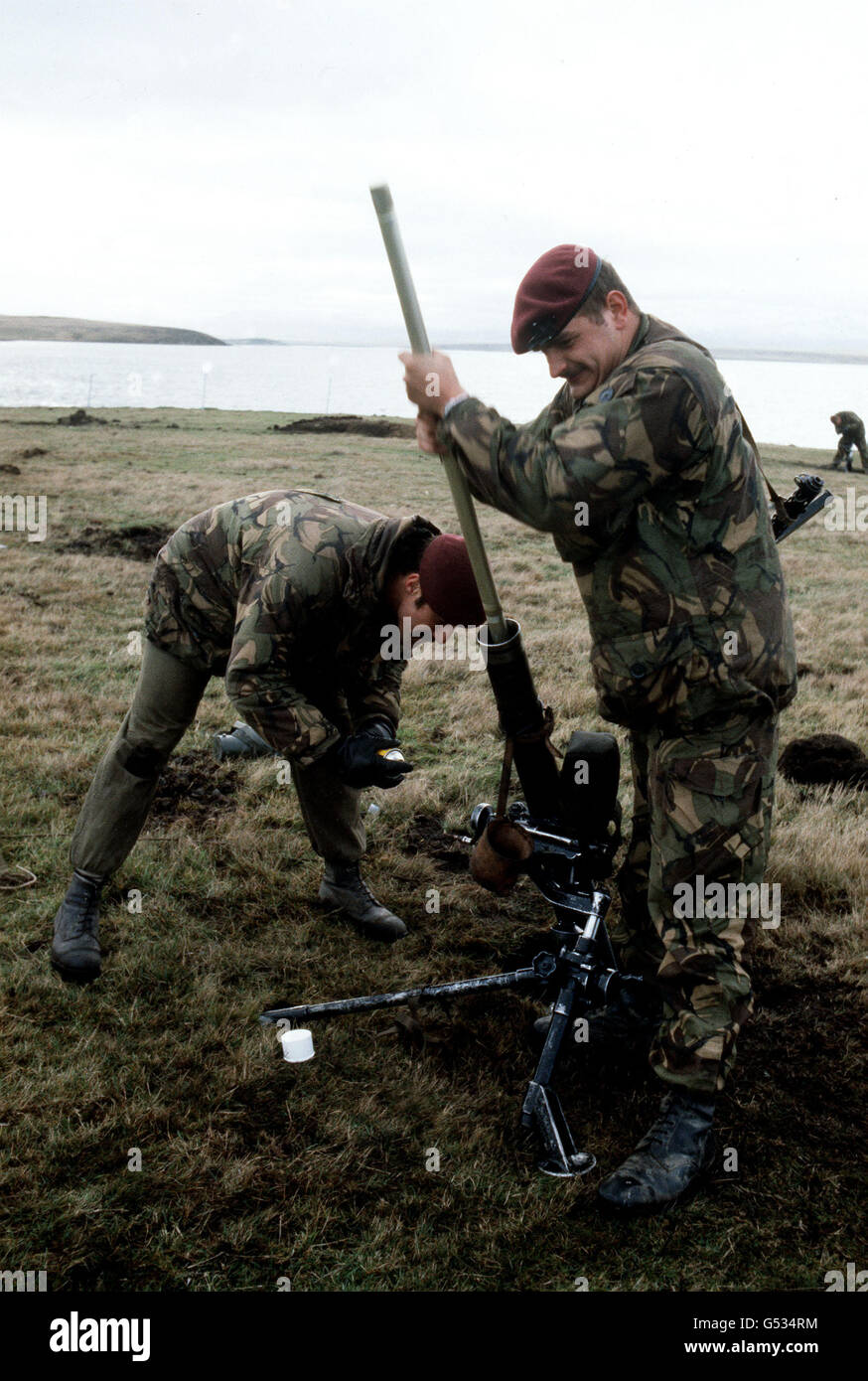 DER FALKLANDKRIEG: Fallschirmjäger der britischen Falklandinseln Task Force säubern einen Mörser auf Ost-Falkland vor dem letzten Stoß auf Port Stanley, der Hauptstadt, und der Kapitulation der argentinischen Streitkräfte am 15. Juni 1982. *25/03/02 Fallschirmjäger der britischen Falkland Islands Task Force säubern einen Mörser auf Ost-Falkland vor dem letzten Schub auf Port Stanley, der Hauptstadt, und der Kapitulation der argentinischen Streitkräfte am 15. Juni 1982. Der 20. Jahrestag der Invasion der Falklandinseln durch argentinische Truppen wird am 2. April 2002 stattfinden. Stockfoto