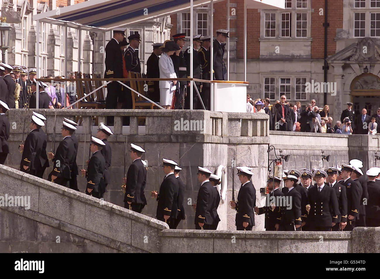 Seine Königliche Hoheit Kronprinz Haakon von Norwegen (vorne auf dem Podium) grüßt am Britannia Royal Navy College in Dartmouth, Devon. Bekannt als die Lord High Admiral's Divisions, markiert es das Vergehen von Offizieren, bevor sie ihren Schiffen zugewiesen werden. * normalerweise nimmt Ihre Majestät die Königin von England oder ein Mitglied der britischen Königsfamilie an der Veranstaltung Teil, aber in diesem Jahr wurden sie durch die 100.Geburtstagfeier der Königin Mutter ferngehalten. Stockfoto