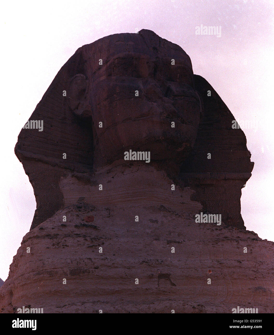 Die Sphinx, außerhalb von Kairo, eine menschenköpfige Löwenstatue, die von vielen als Wache über den nahe gelegenen Pyramiden gedacht wird. Stockfoto